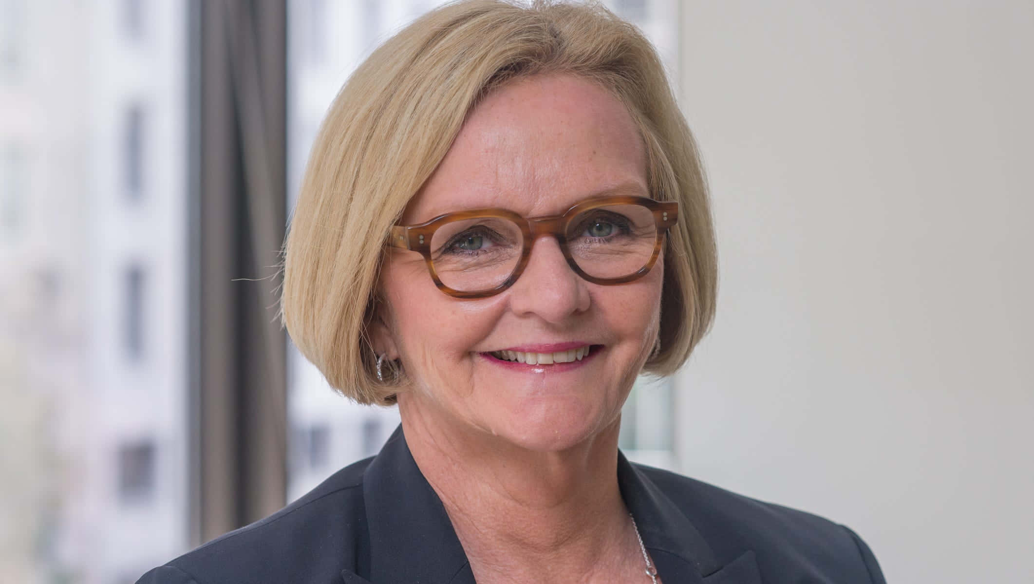 Claire McCaskill, blonde bob, tortoiseshell glasses, Full HD Desktop Wallpaper