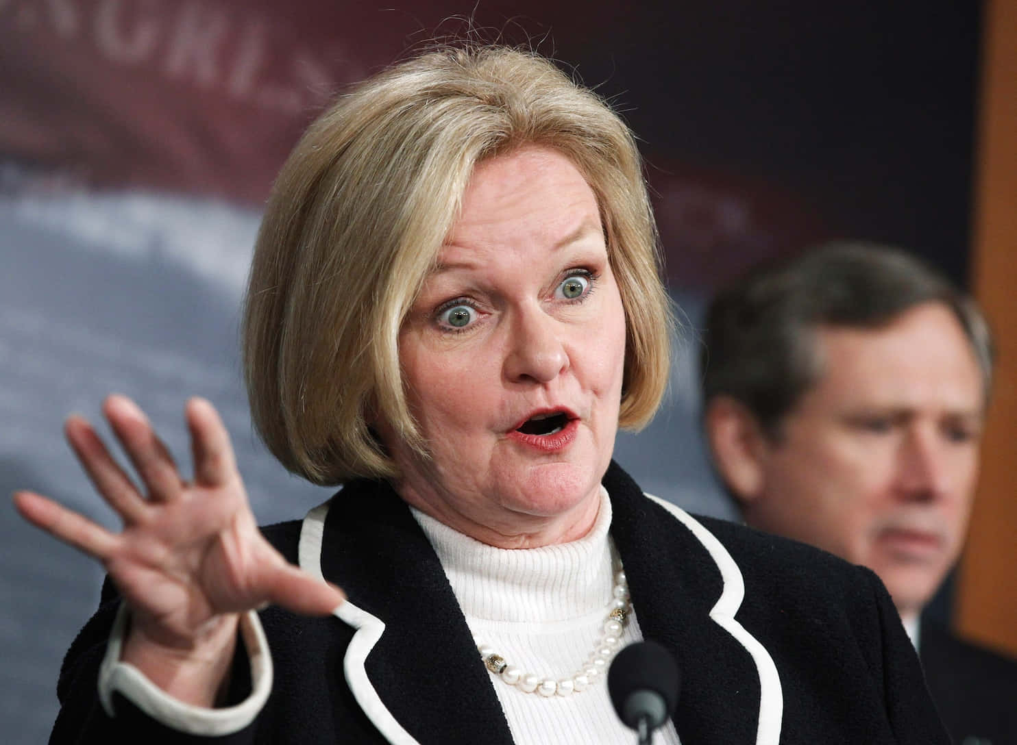 Claire McCaskill, microphone, press conference, HD Desktop Wallpaper
