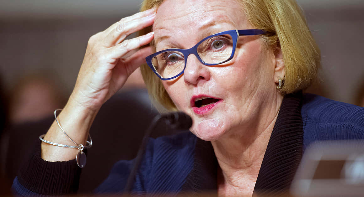 Claire Mccaskill, blue glasses, microphone, SD Desktop Wallpaper