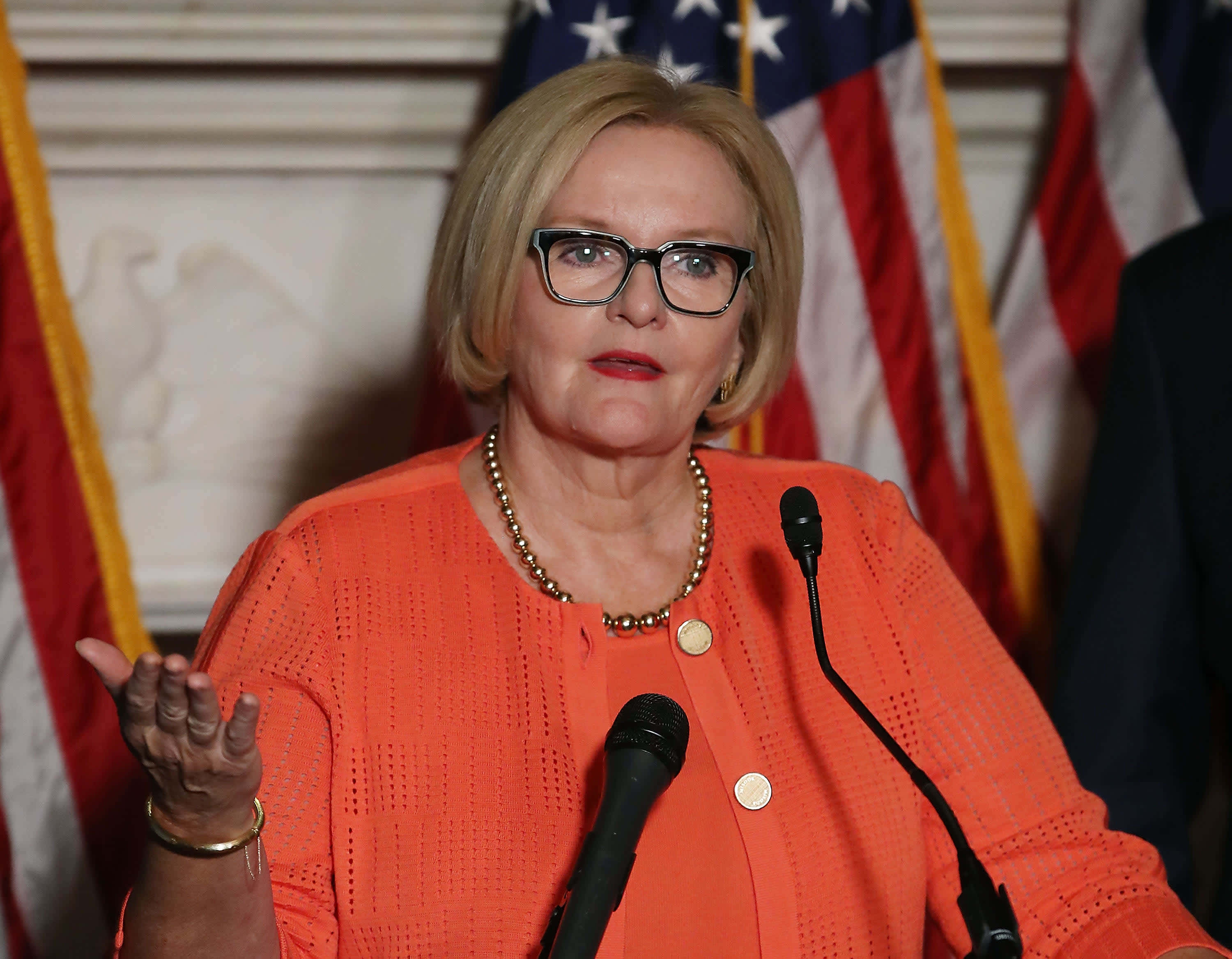 Claire Mccaskill, peach outfit, orange blouse, 2K Desktop Wallpaper