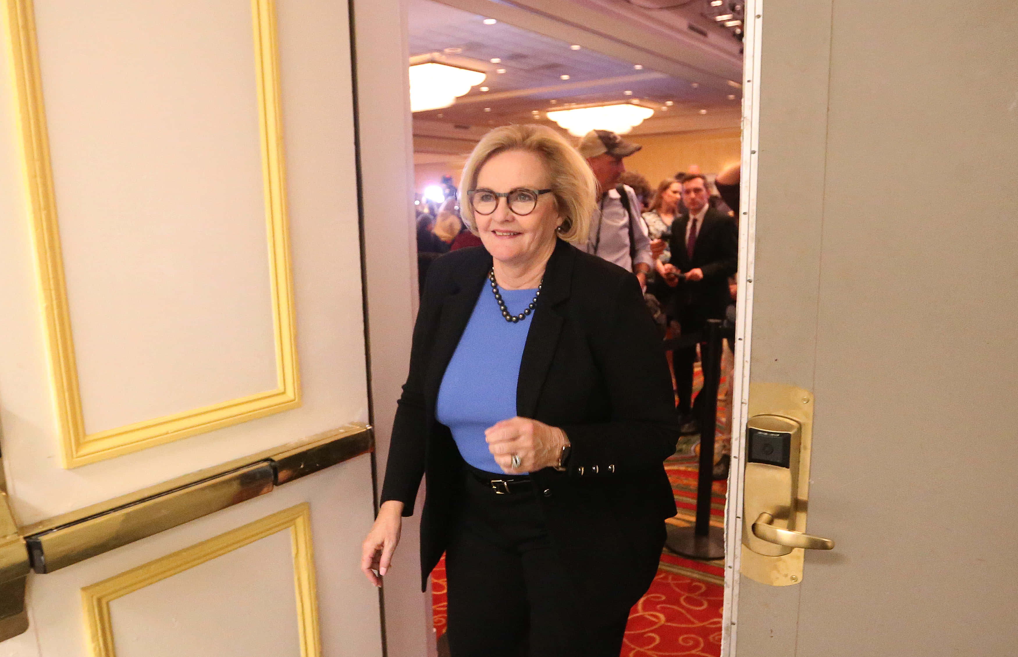 Claire McCaskill, black blazer, gold-trimmed doorway, 2K Desktop Wallpaper