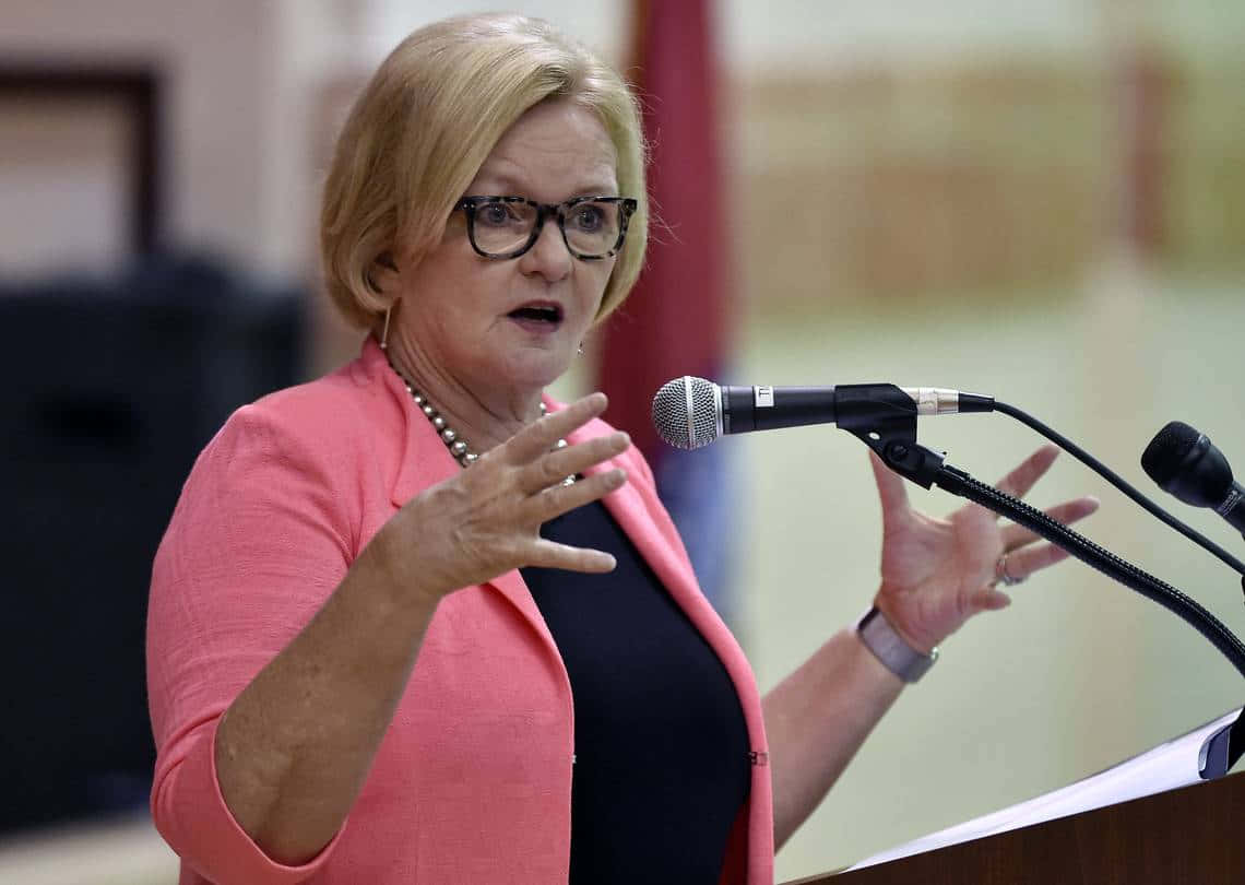Claire McCaskill, campaign stop, blonde hair, SD Desktop Wallpaper