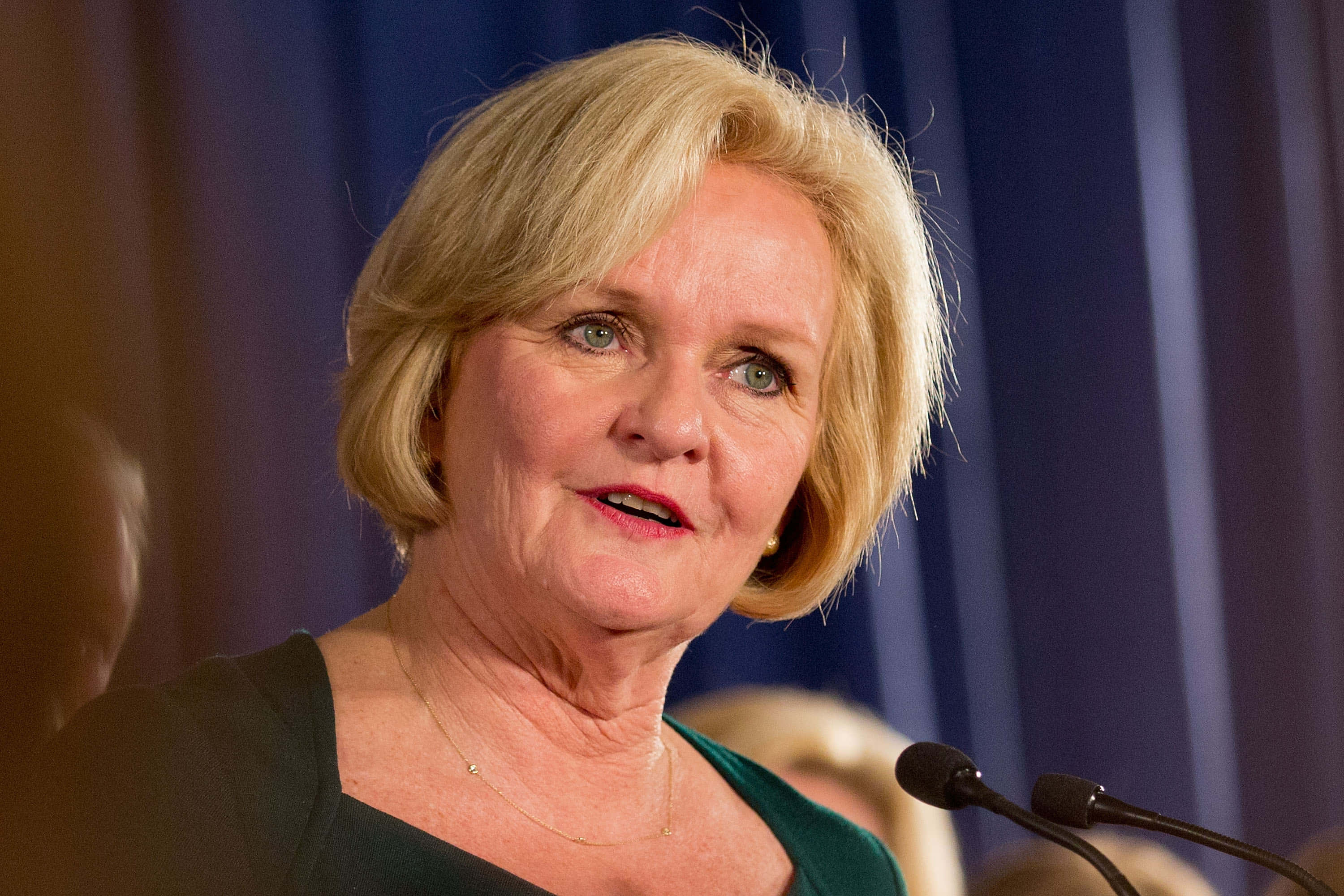 Claire Mccaskill, teal dress, blonde hair, 2K Desktop Wallpaper