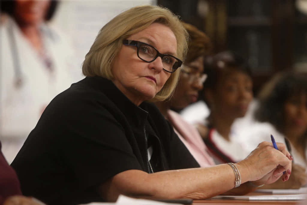 Claire McCaskill, blonde hair, black glasses, SD Desktop Wallpaper