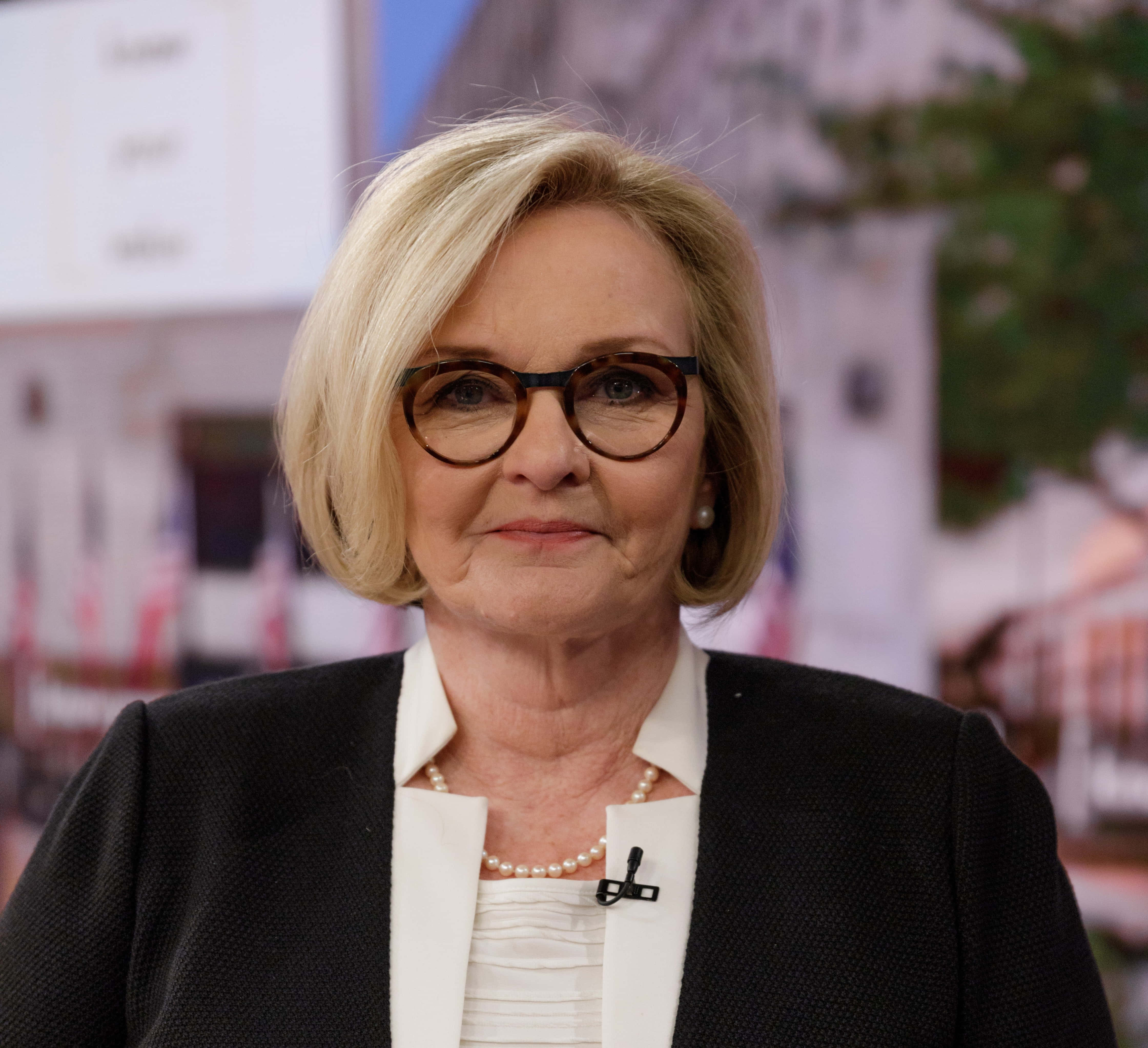 Claire McCaskill, blonde bob, round glasses, 4K Desktop Wallpaper