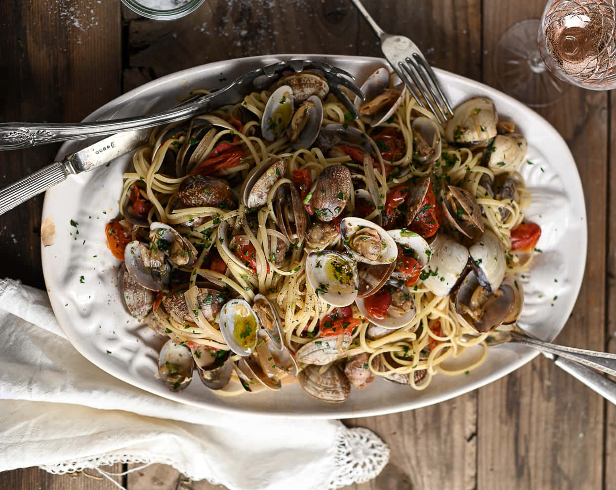 spaghetti alla vongole, white plate, clams, SD Desktop Wallpaper