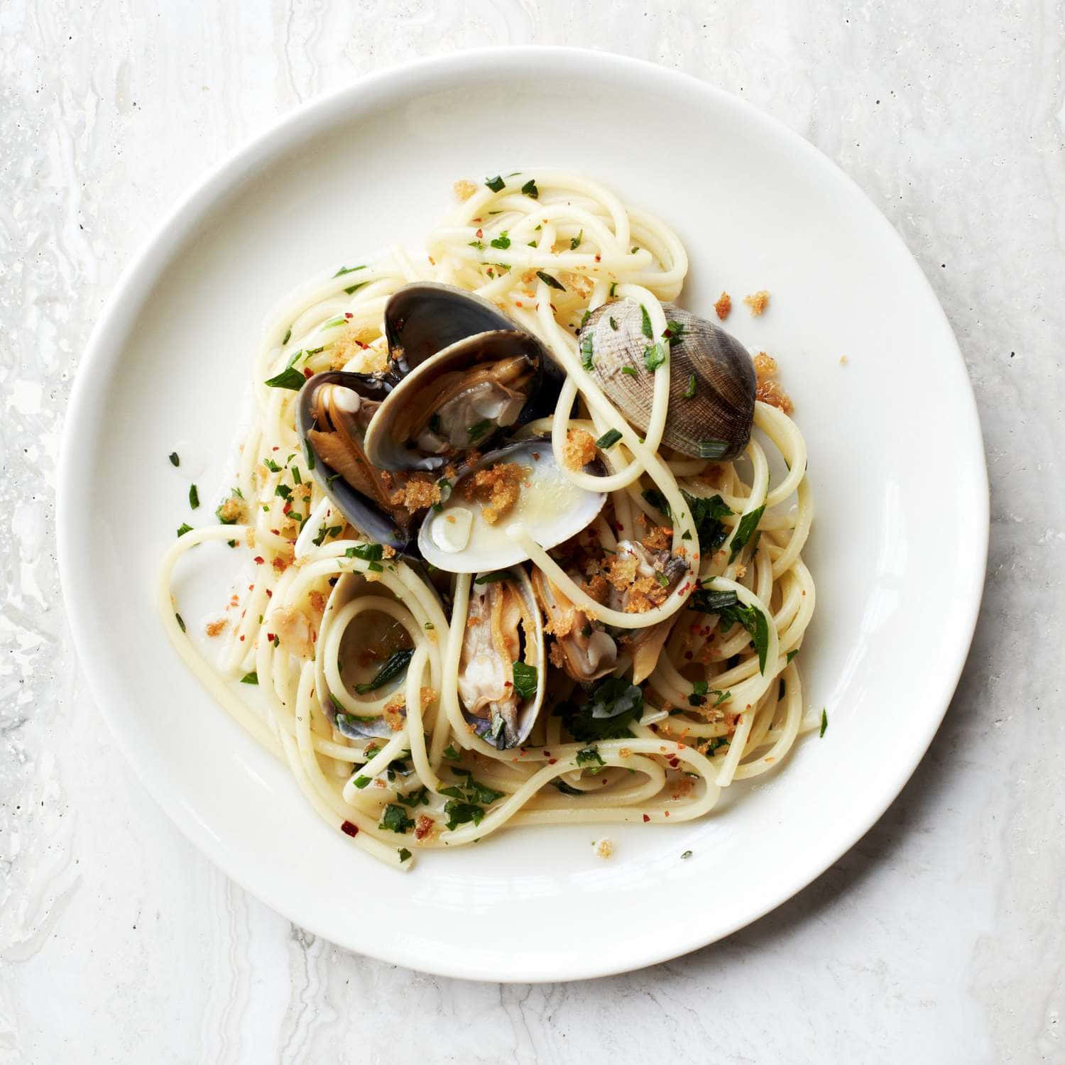 spaghetti alla vongole, crispy bread crumbs, white bowl, HD Desktop Wallpaper