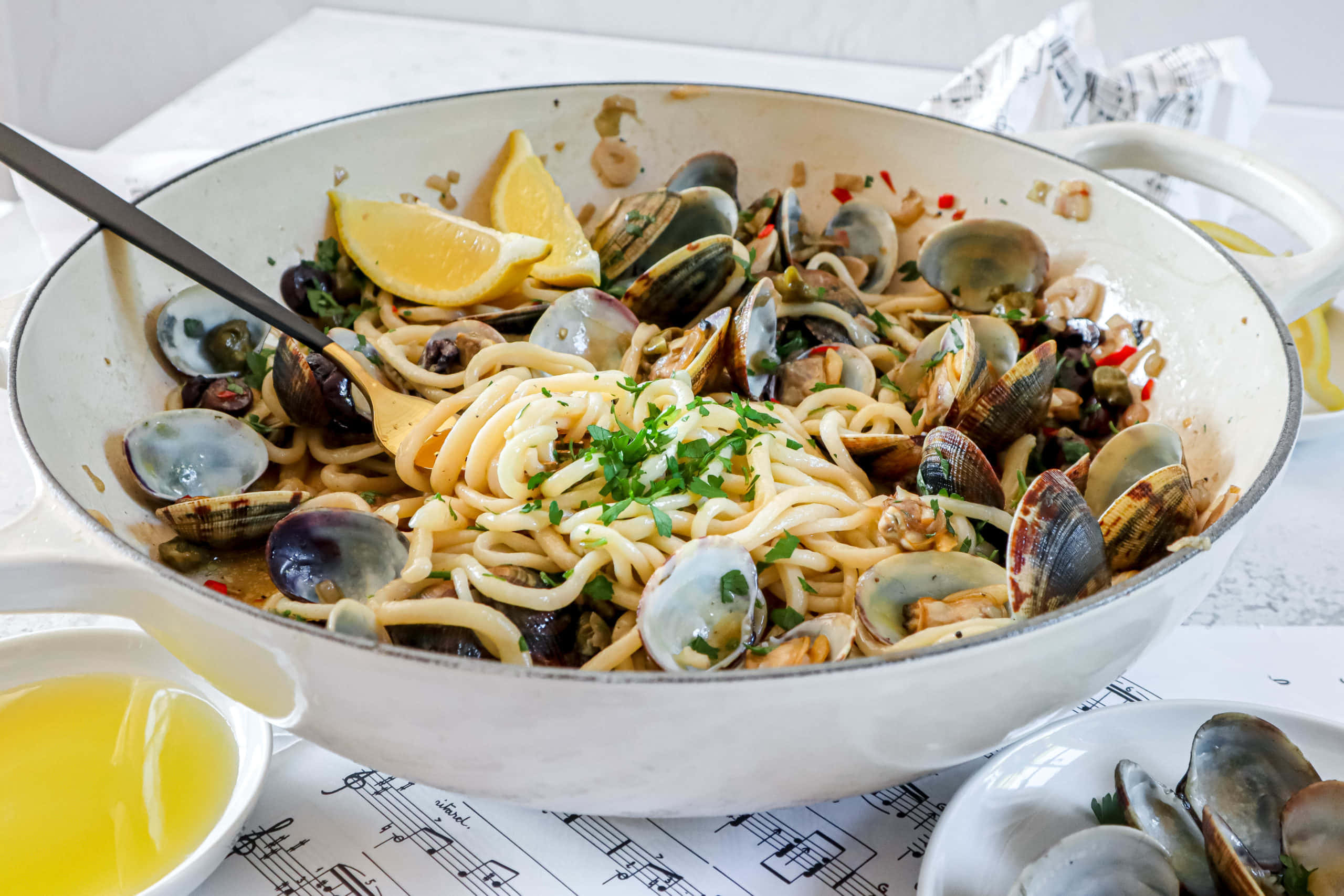 spaghetti alla vongole, lemon, olive oil, 2K Desktop Wallpaper