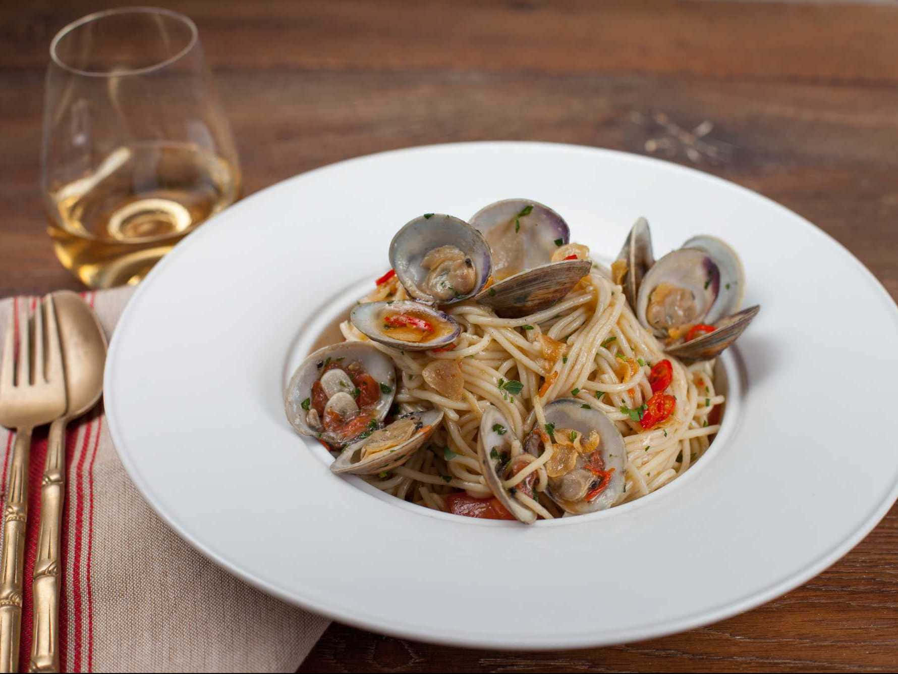 spaghetti alla vongole, white bowl, clams pasta, HD Desktop Wallpaper
