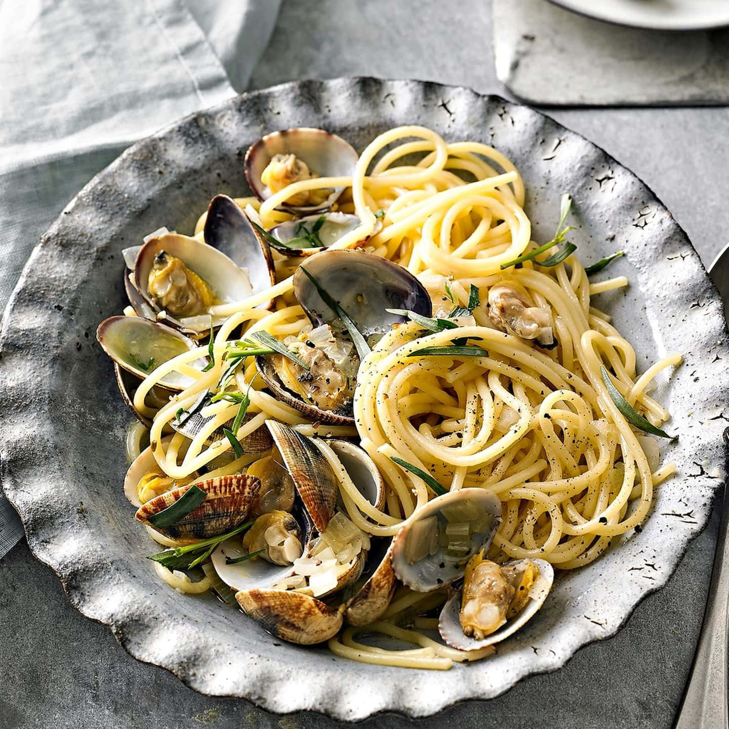 spaghetti alla vongole, rustic plate, clams, HD Desktop Wallpaper