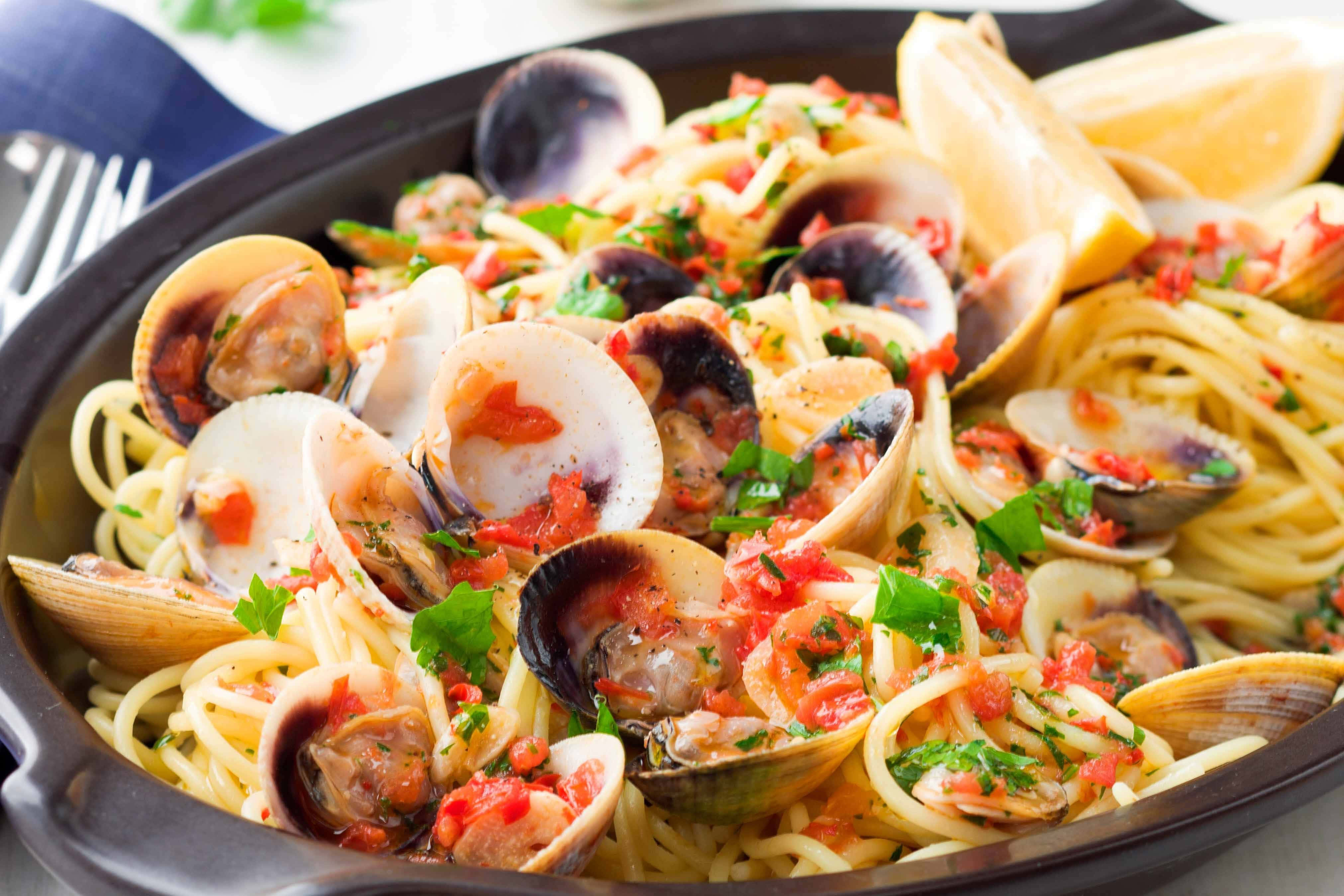 spaghetti alla vongole, Roma tomatoes, clams, 4K Desktop Wallpaper