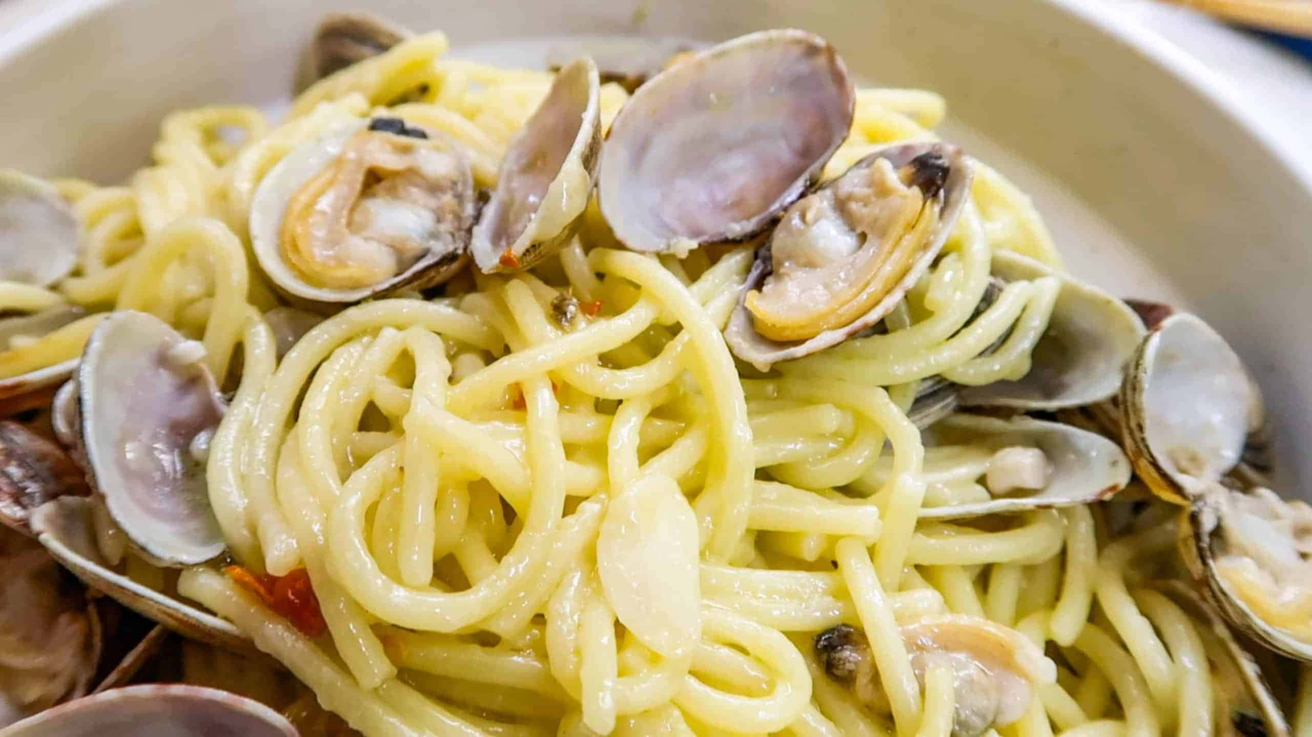 creamy spaghetti alla vongole, fresh clams, white bowl, 2K Desktop Wallpaper