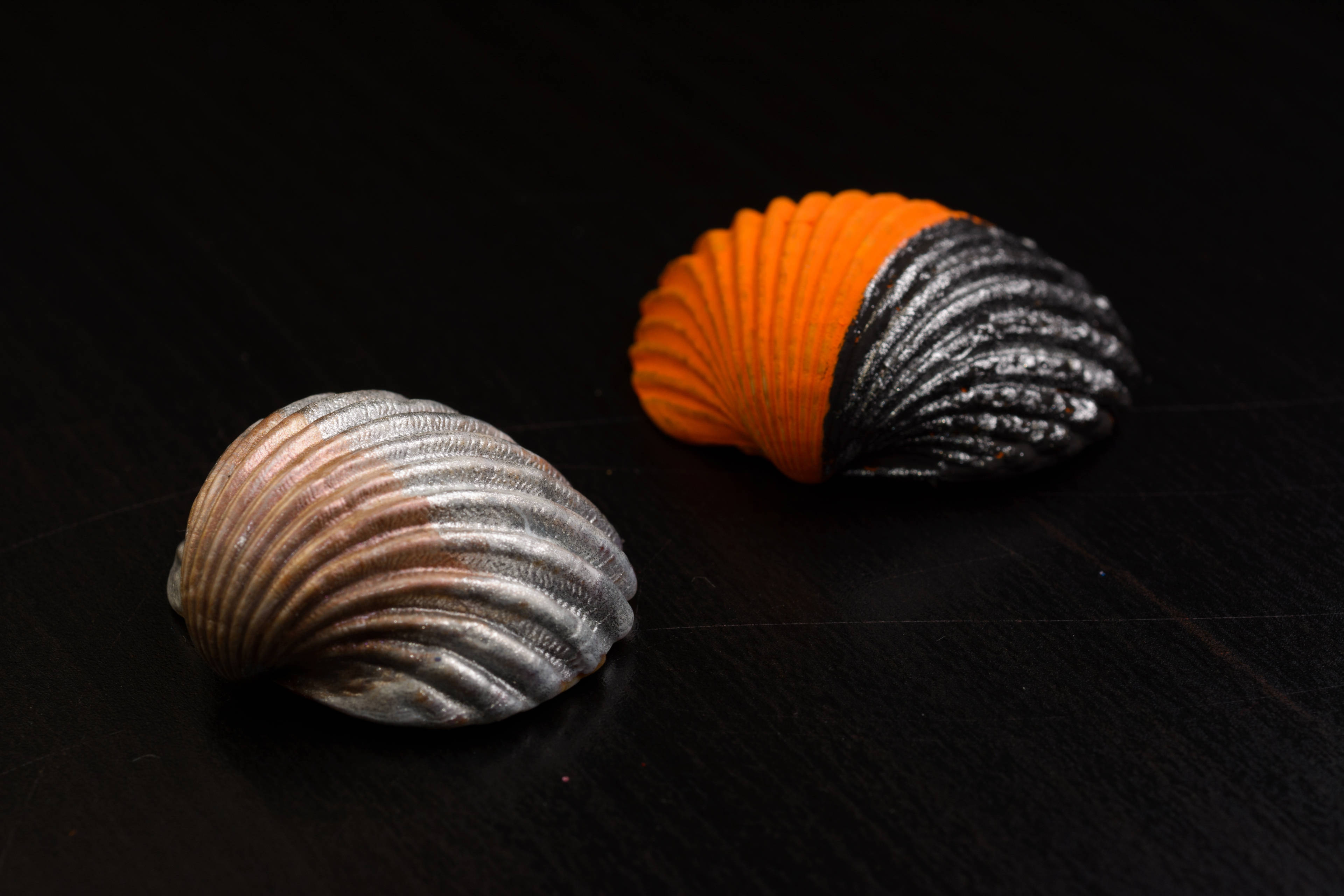 Grey Clam, red and black, metallic seashells, 4K Desktop Wallpaper