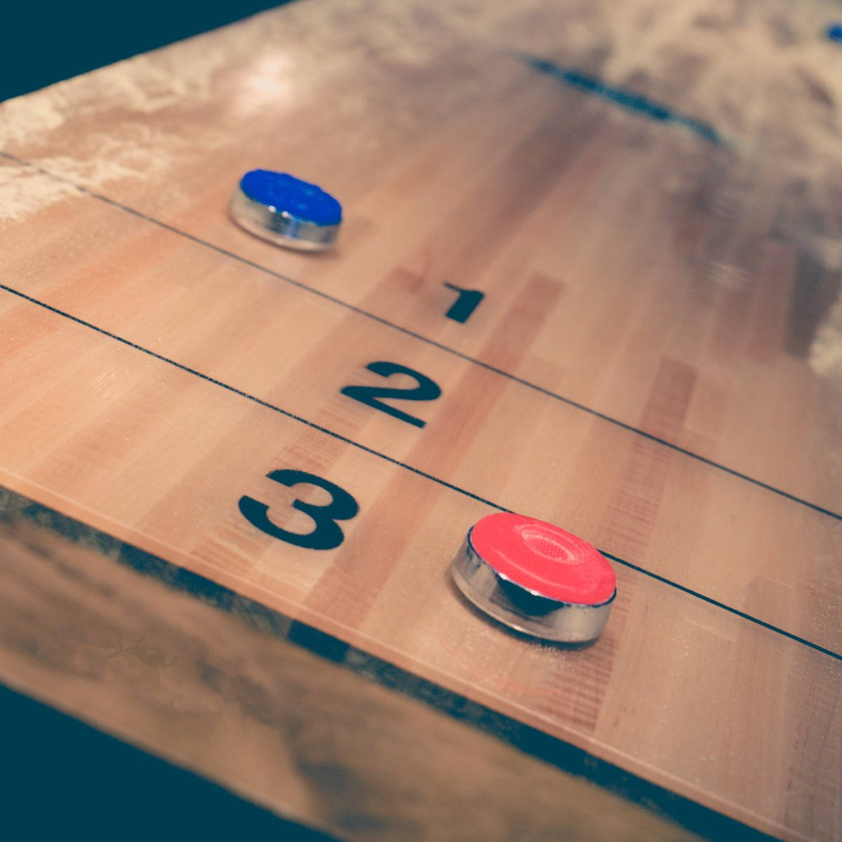 vintage shuffleboard game, red shuffleboard puck, blue shuffleboard puck, SD Desktop Wallpaper