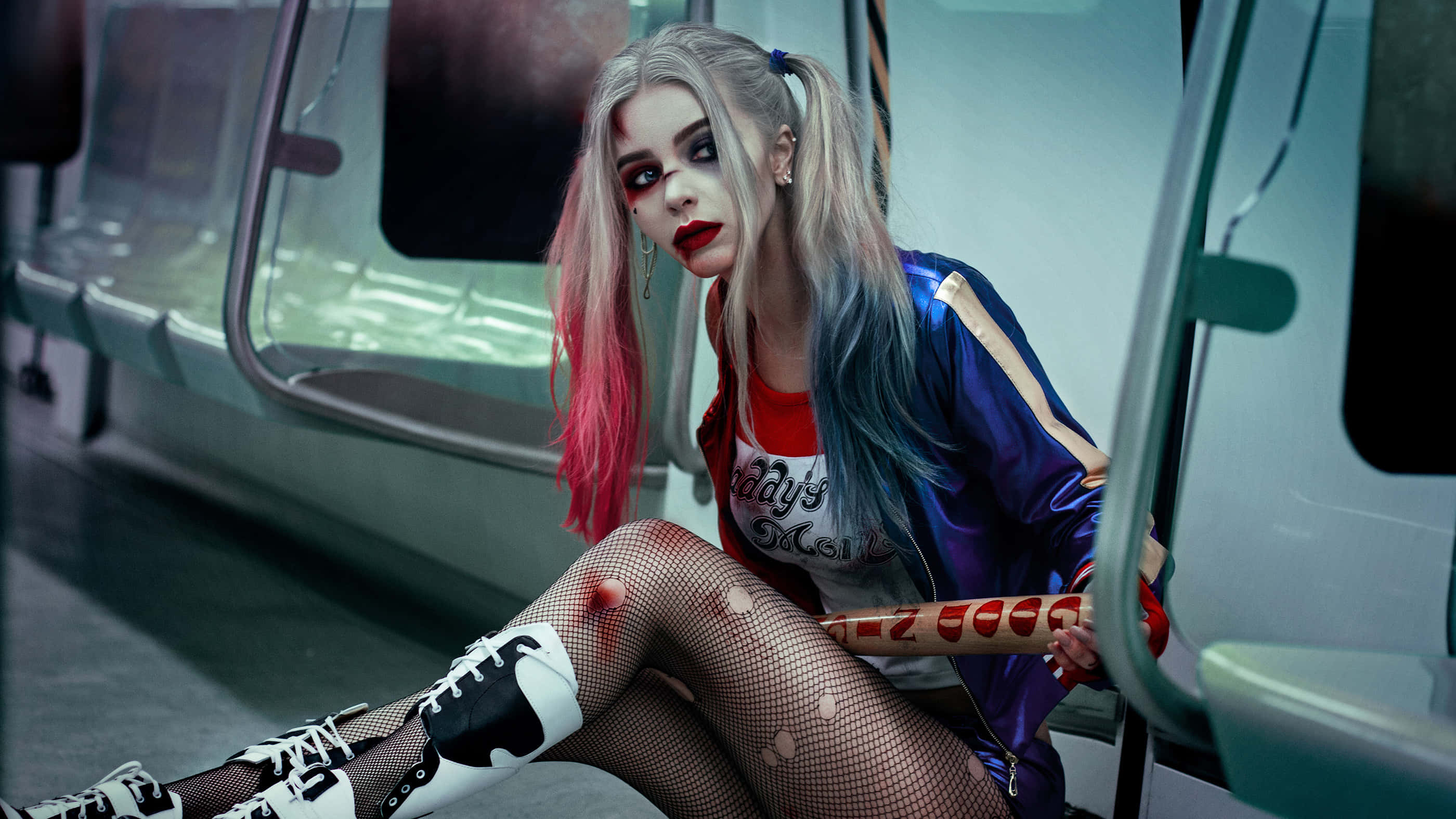 Harley Quinn, red and blue costume, pink and blue hair, 2K Desktop Wallpaper