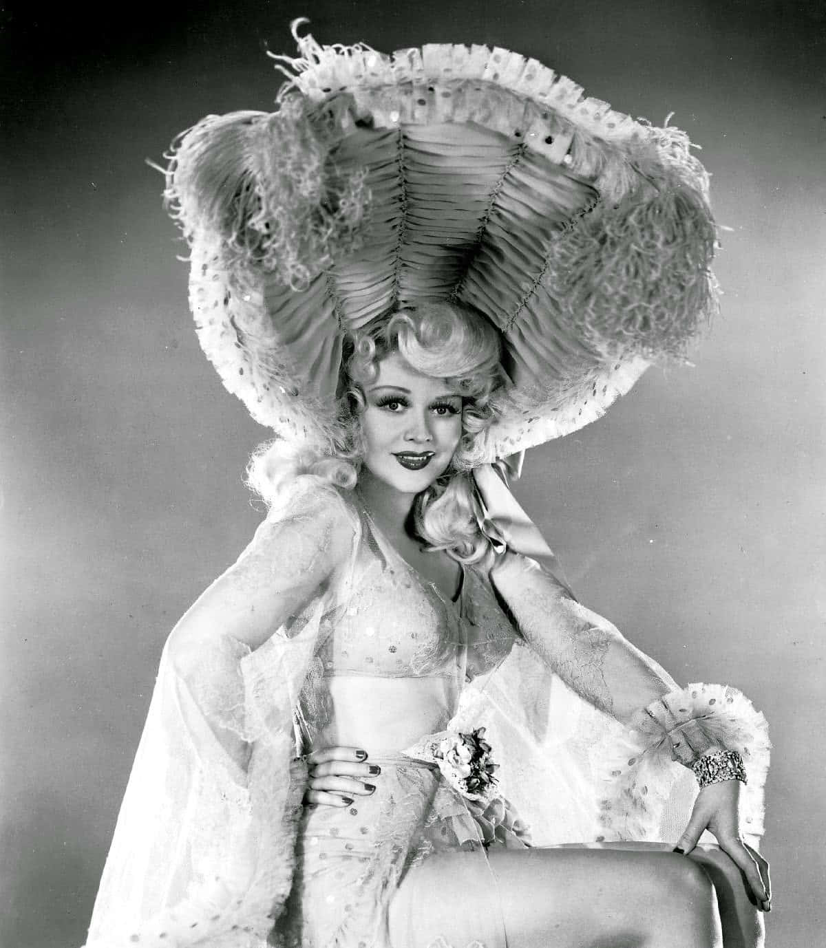 Classic black and white movie still, feathered hat, lace gown, HD Phone Wallpaper