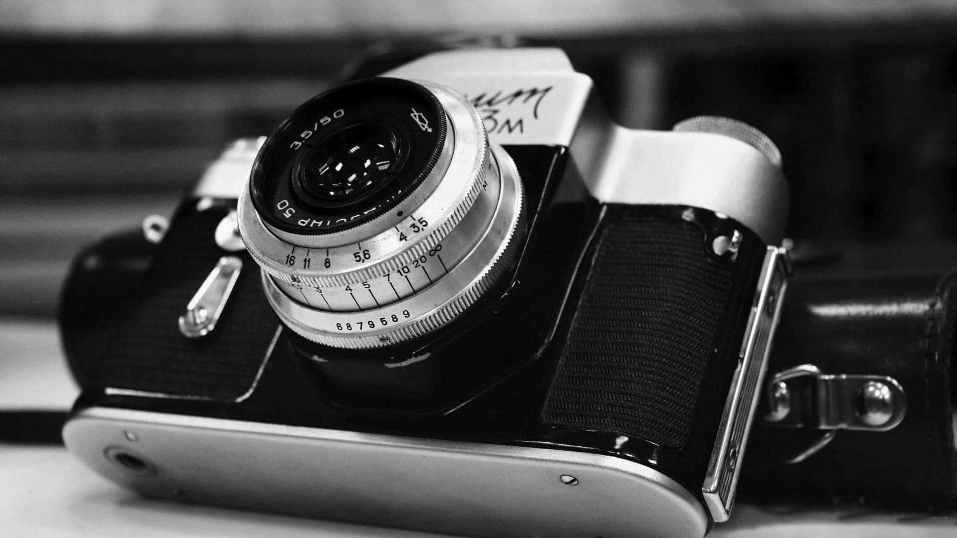 vintage black and white film camera, detailed lens, blurred background, Full HD Desktop Wallpaper