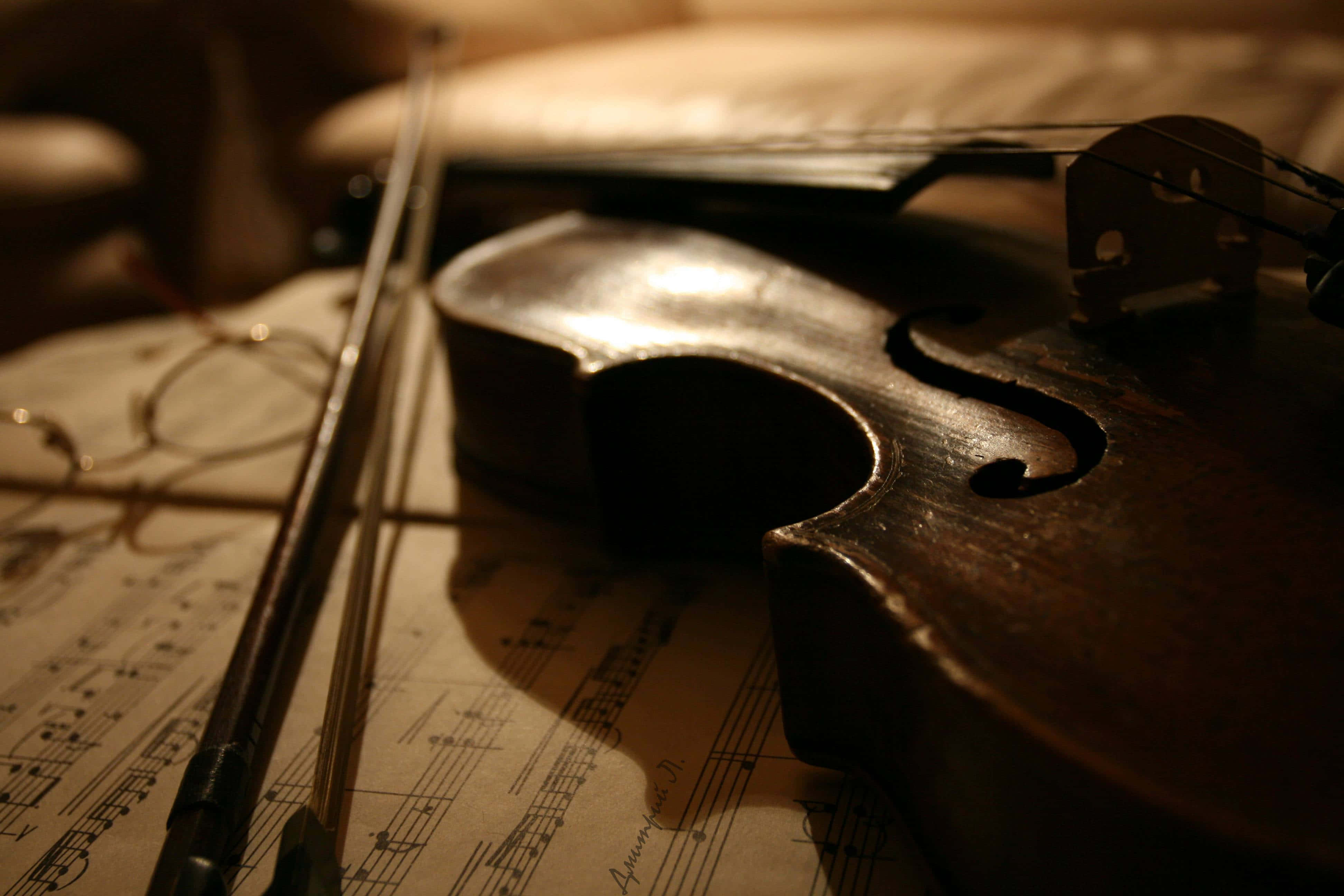 vintage violin, bow, aged sheet music, 4K Desktop Wallpaper