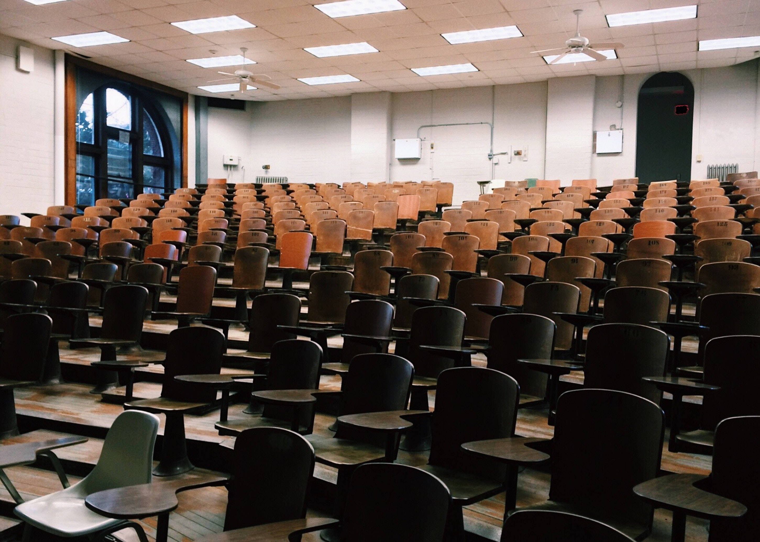 large empty classroom, wooden desks, chairs, 2K Desktop Wallpaper