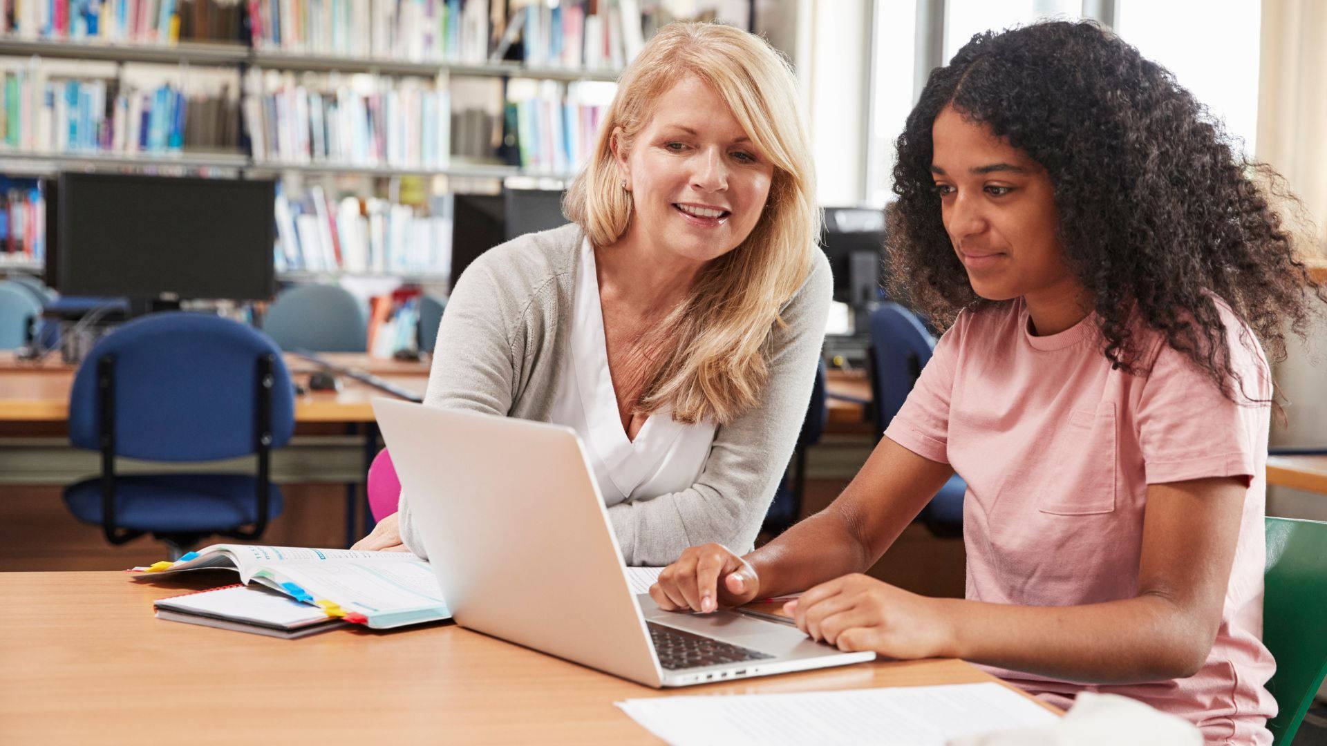 scholar intern discussion class research, blonde woman, young girl with curly hair, Full HD Desktop Wallpaper