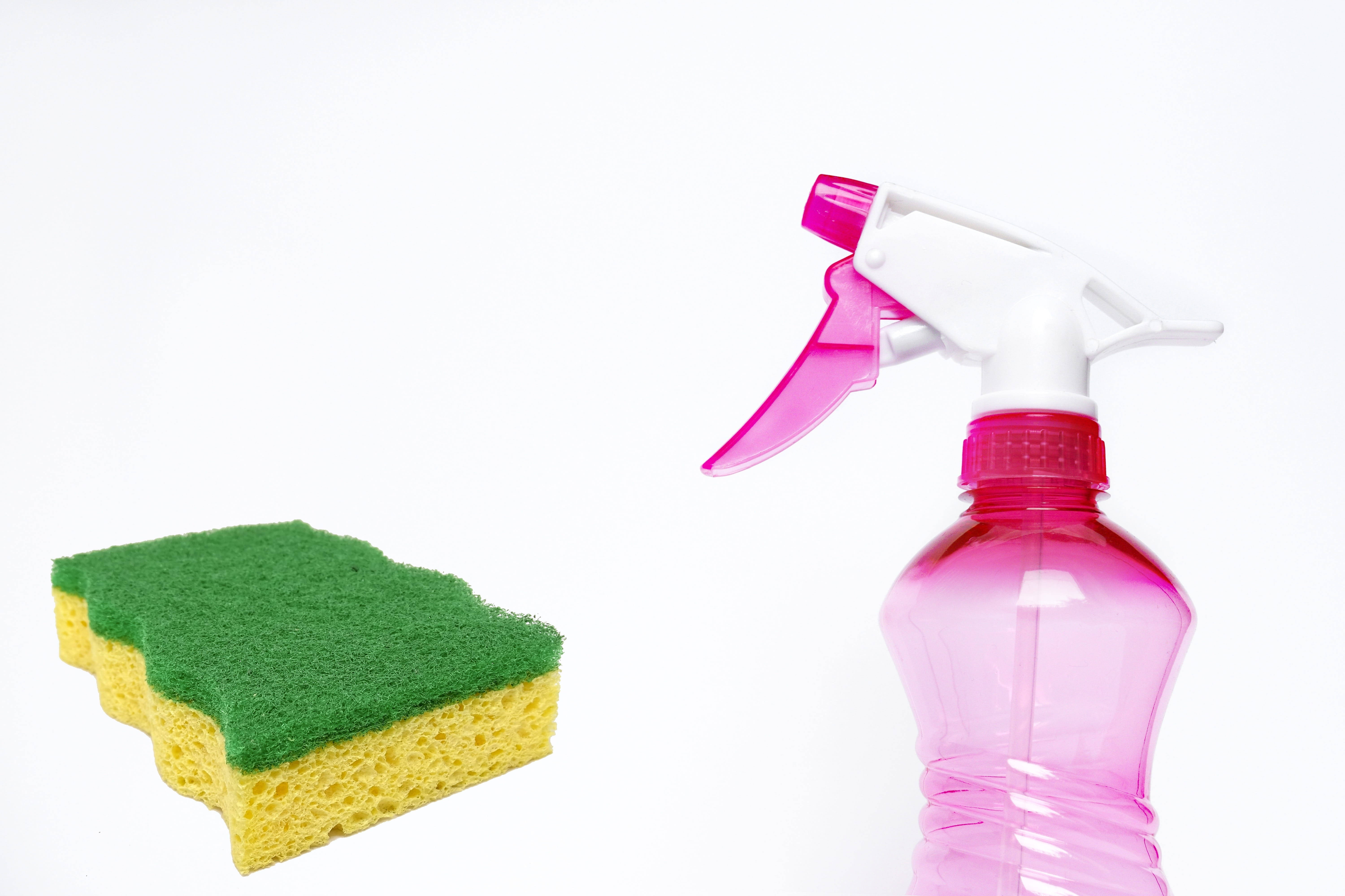 pink spray bottle, green-yellow sponge, white background, 5K Desktop Wallpaper