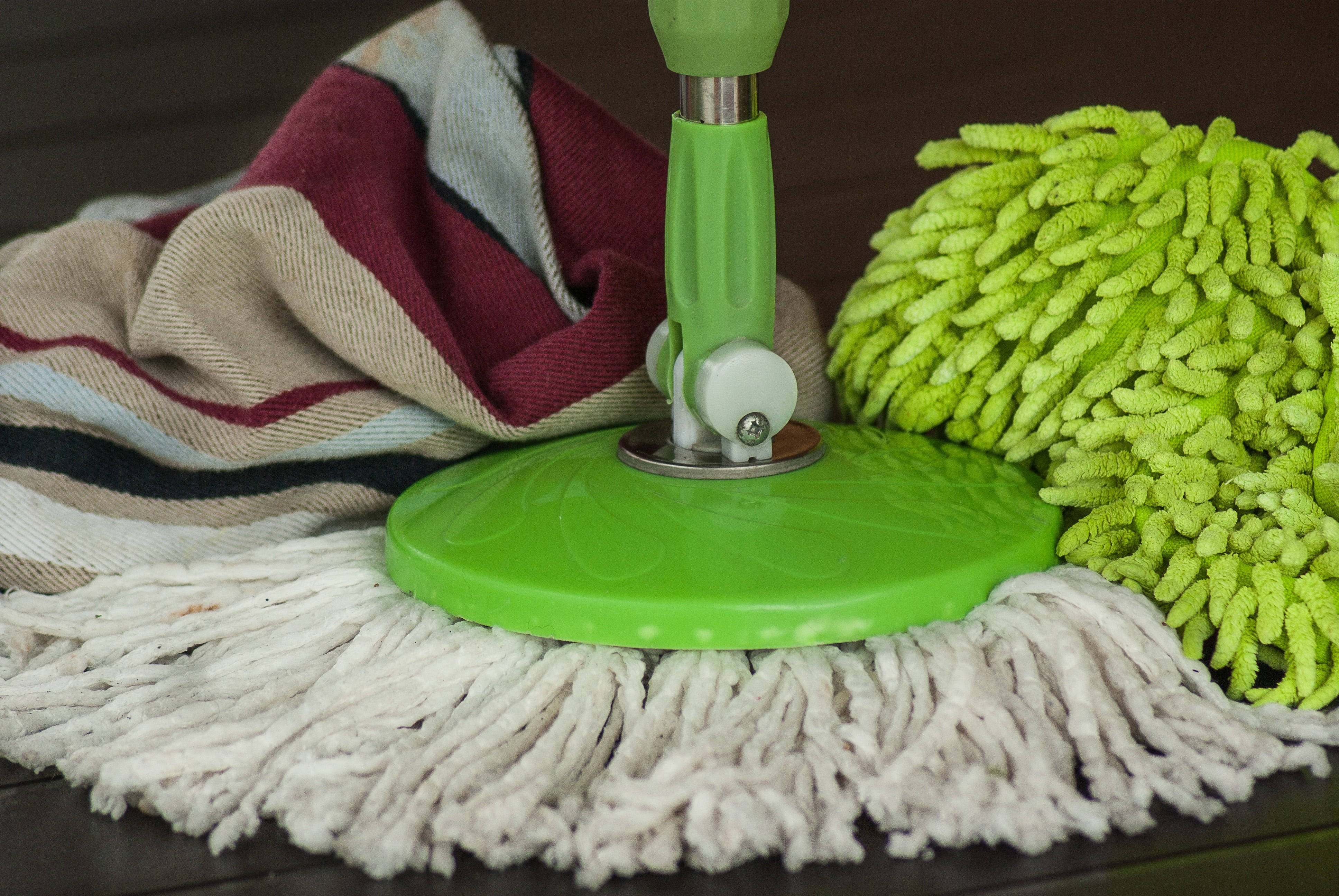mops house cleaning, green microfiber mop head, fluffy white fibers, 4K Desktop Wallpaper