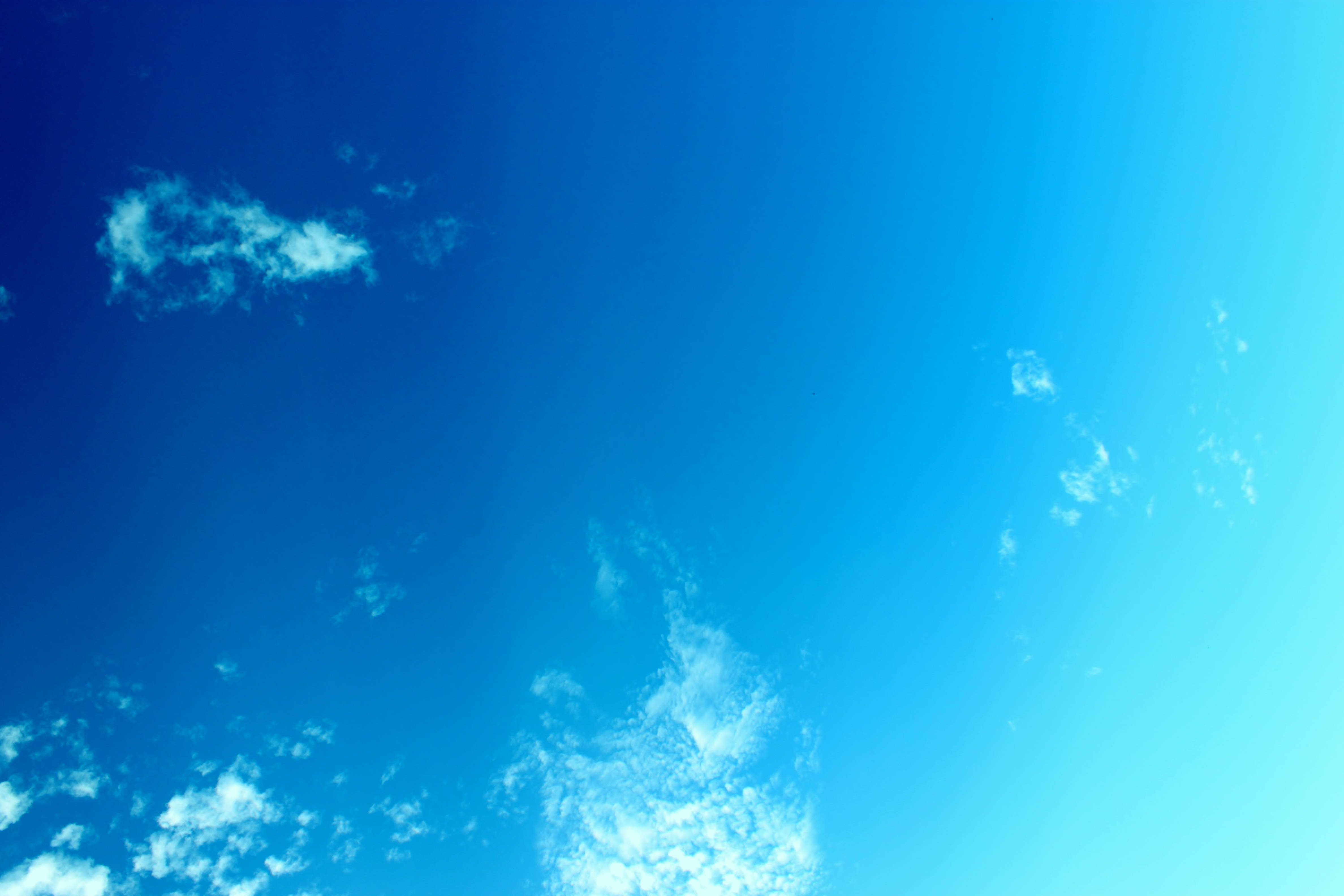 Clear Blue 4K Sky, gradient blue sky, wispy white clouds, 4K Desktop Wallpaper
