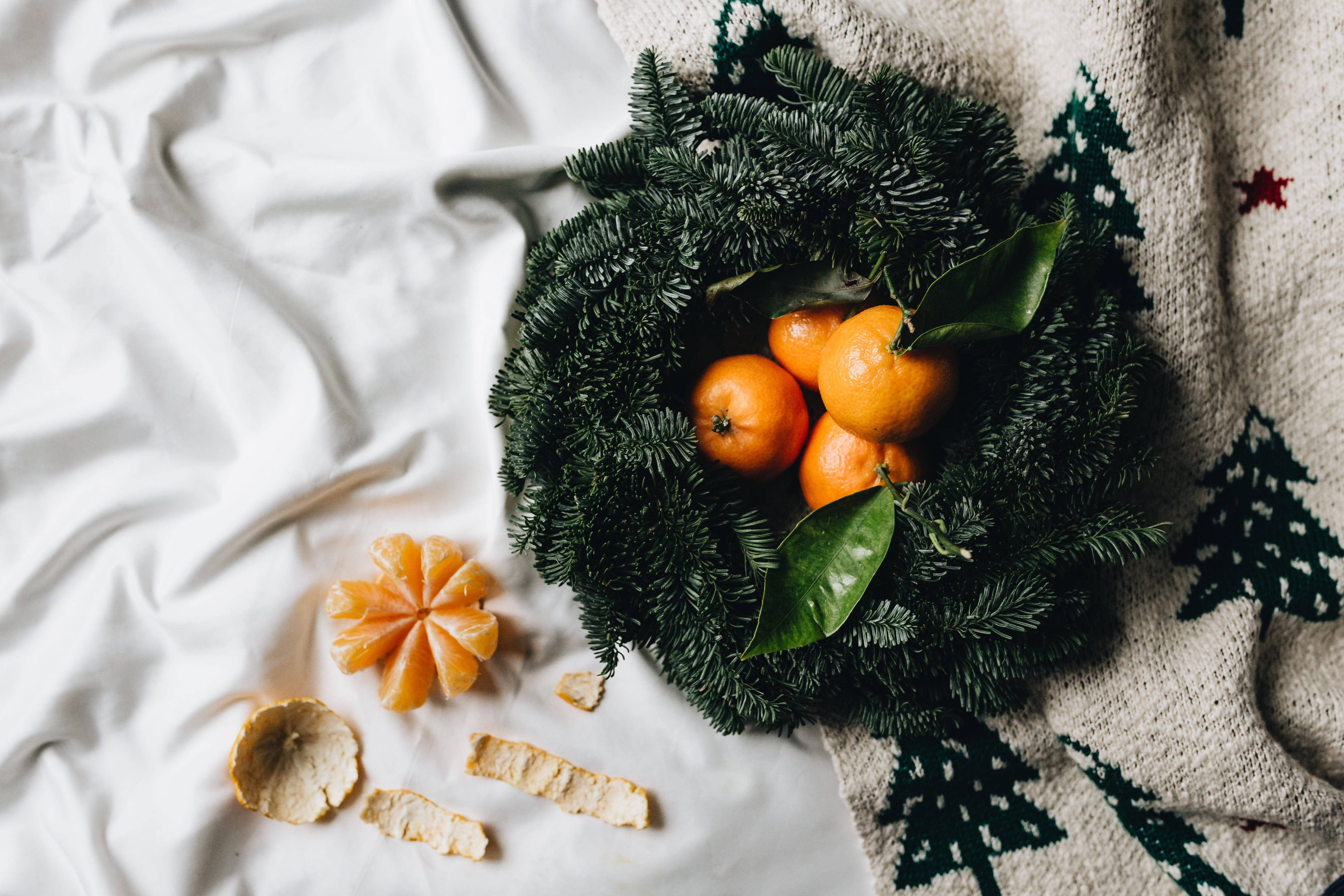 Clementine, Christmas wreath, evergreen branches, 4K Desktop Wallpaper