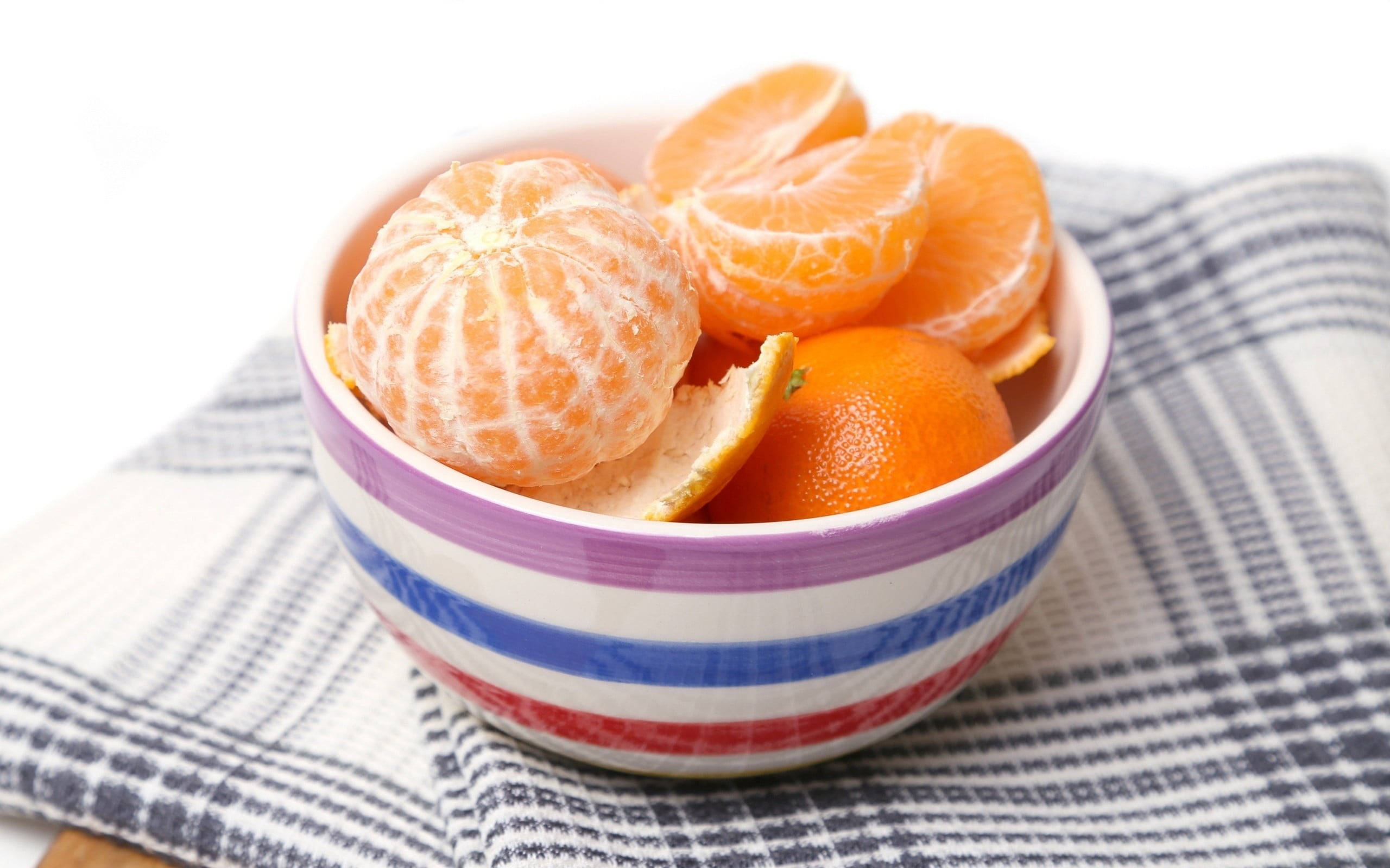 peeled clementine fruits, unpeeled clementine fruits, striped bowl, 2K Desktop Wallpaper