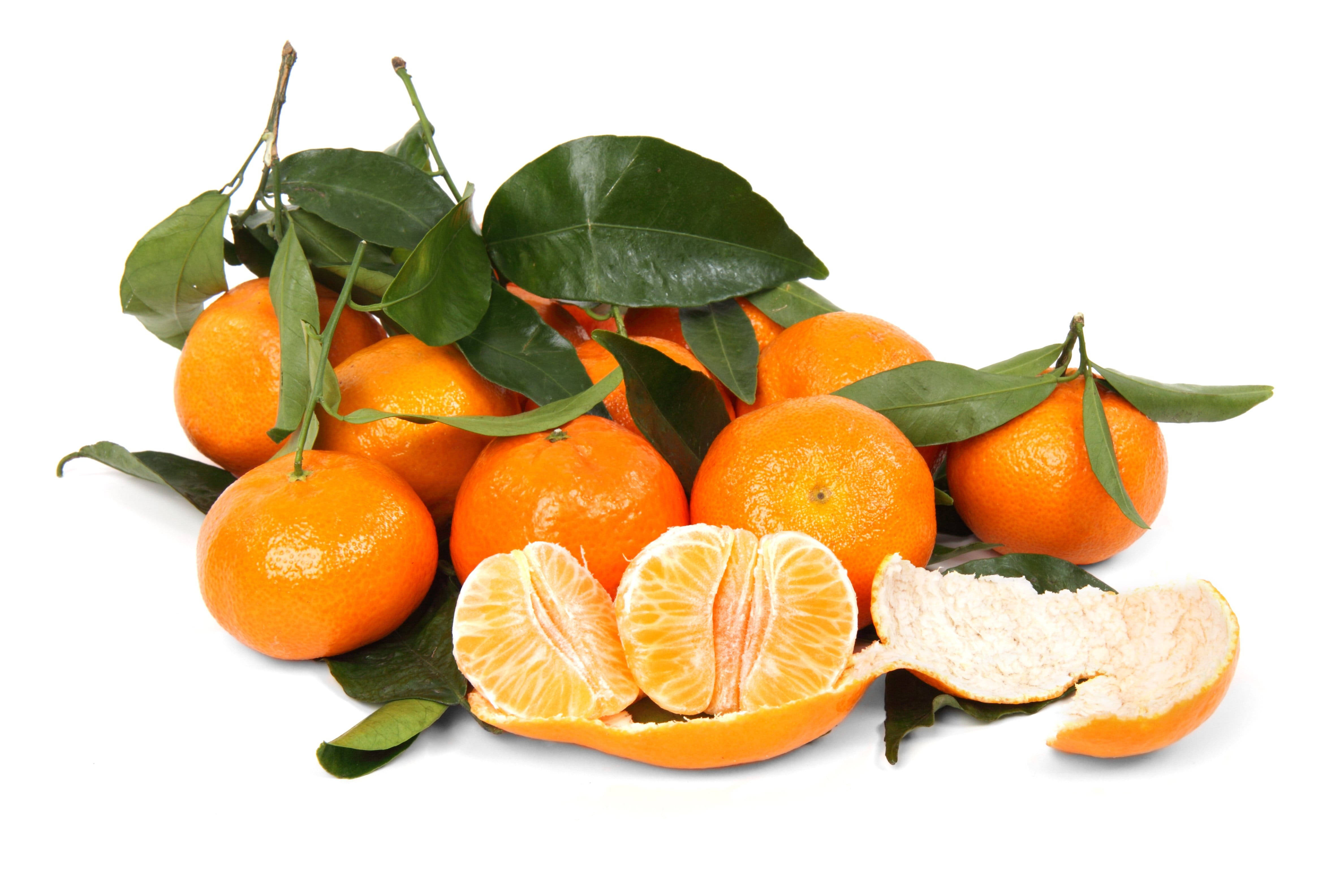 Clementine, juicy segments, green leaves, 4K Desktop Wallpaper