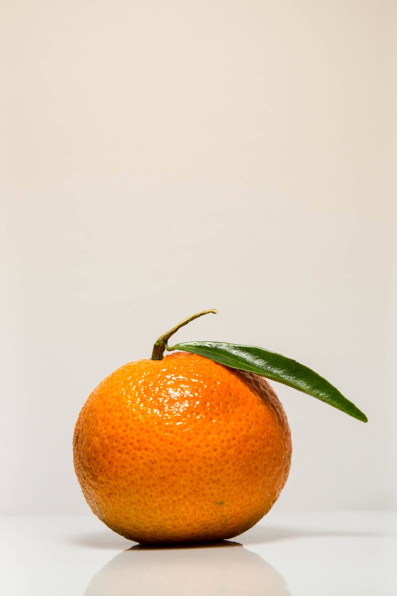 Clementine, vibrant orange, fresh green leaf, Full HD Phone Wallpaper