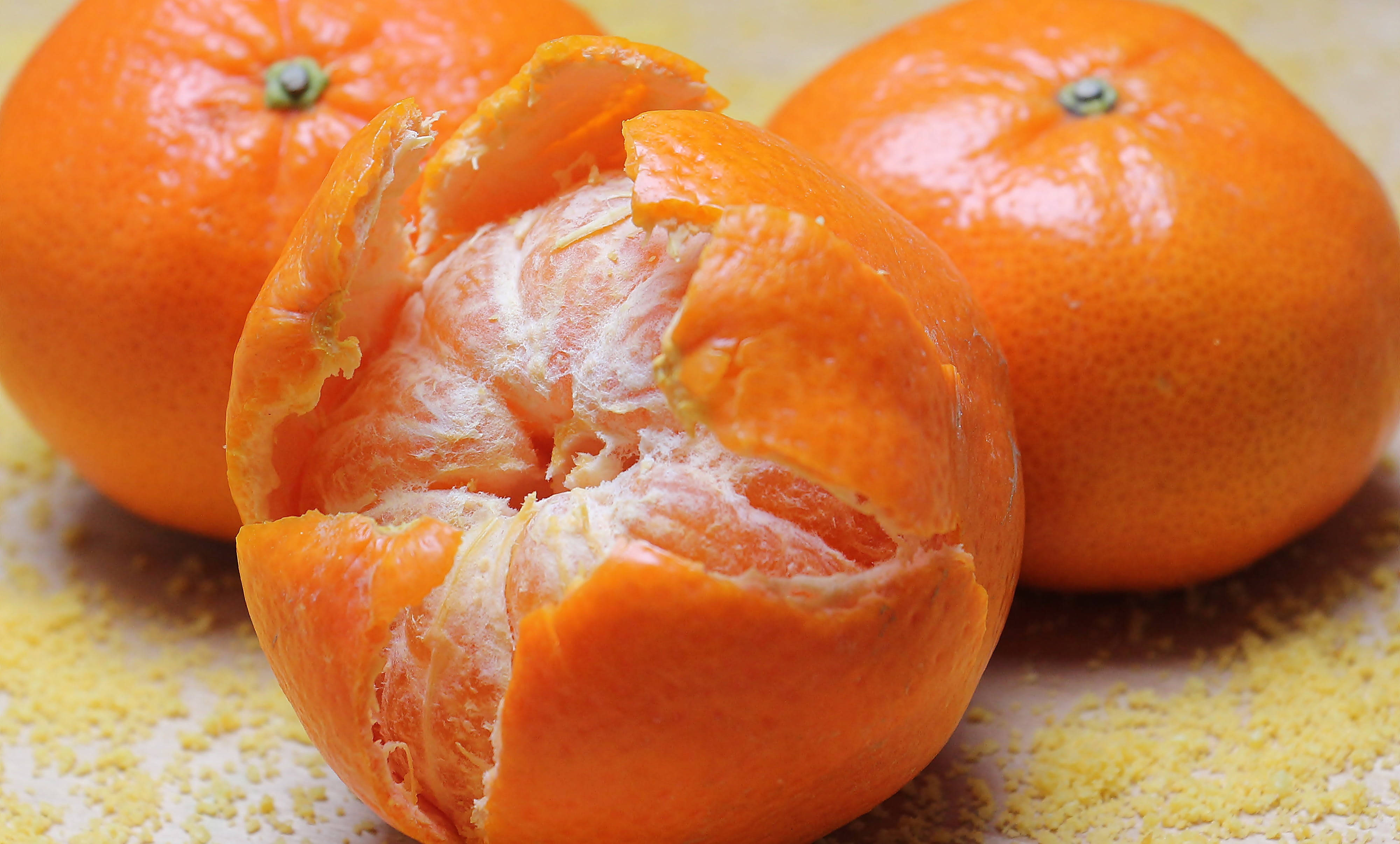 peeled clementine, unpeeled clementine, juicy segments, 4K Desktop Wallpaper