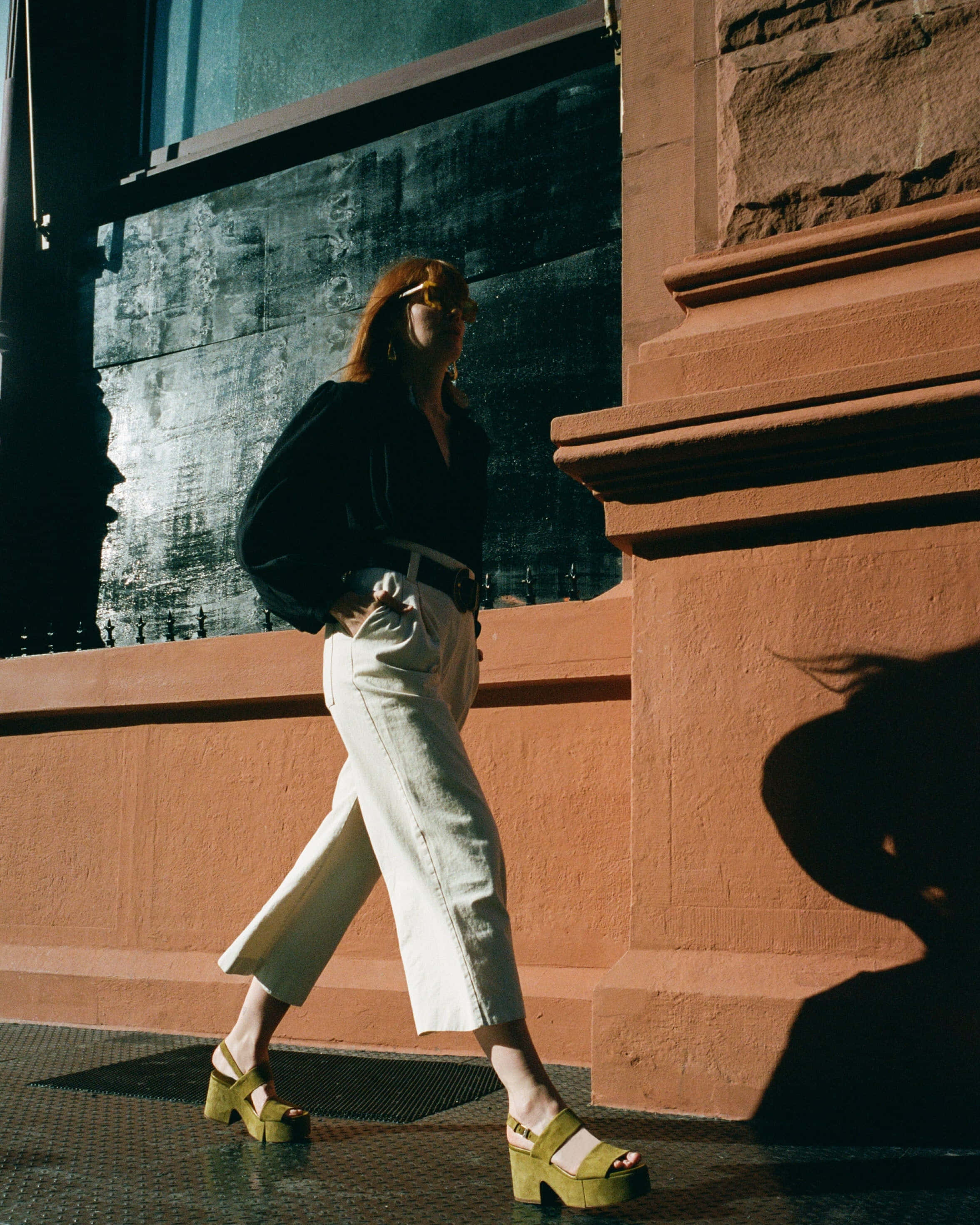 Clergerie, white pants, green heels, 2K Phone Wallpaper