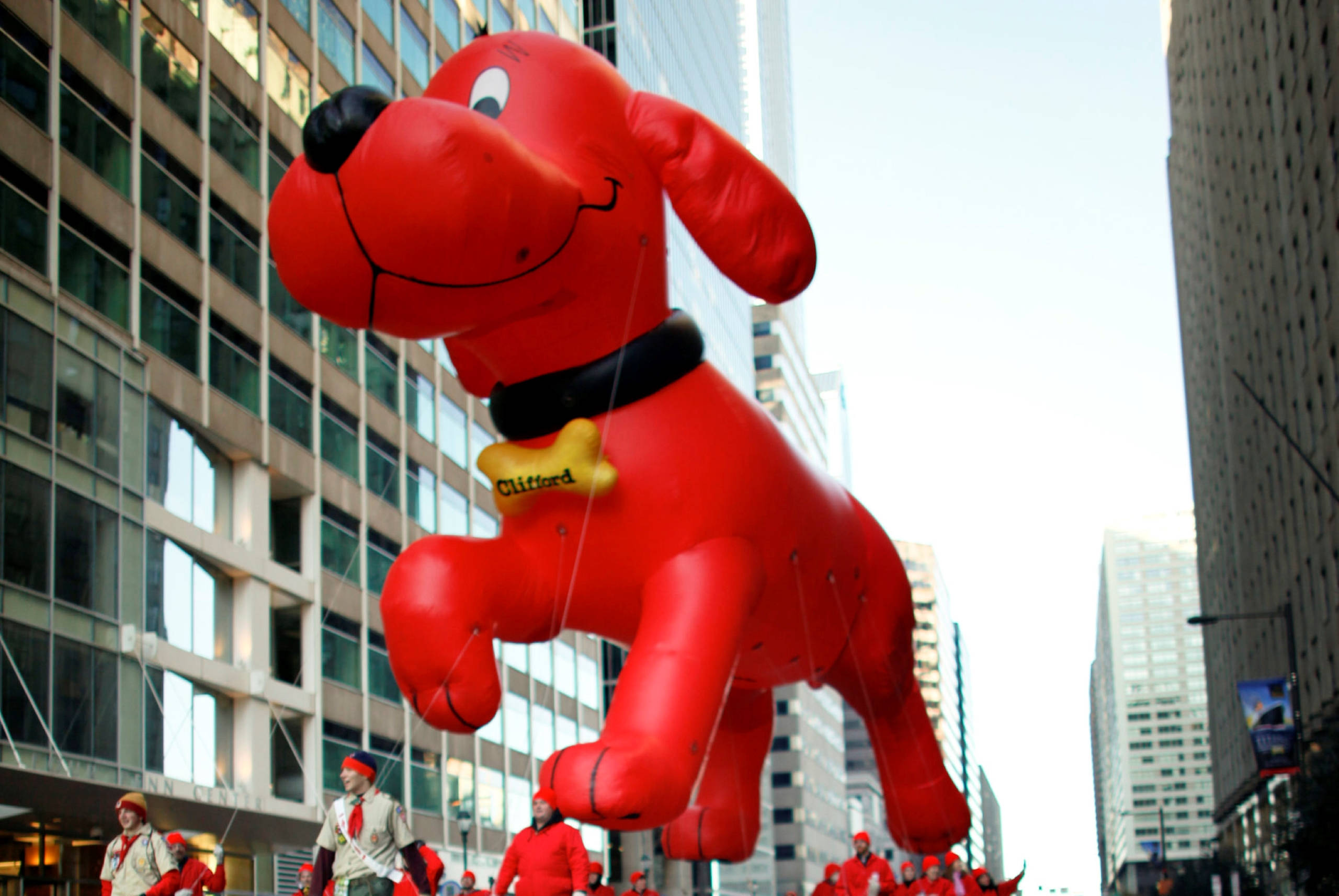 Clifford the Big Red Dog, parade, giant red balloon, 2K Desktop Wallpaper