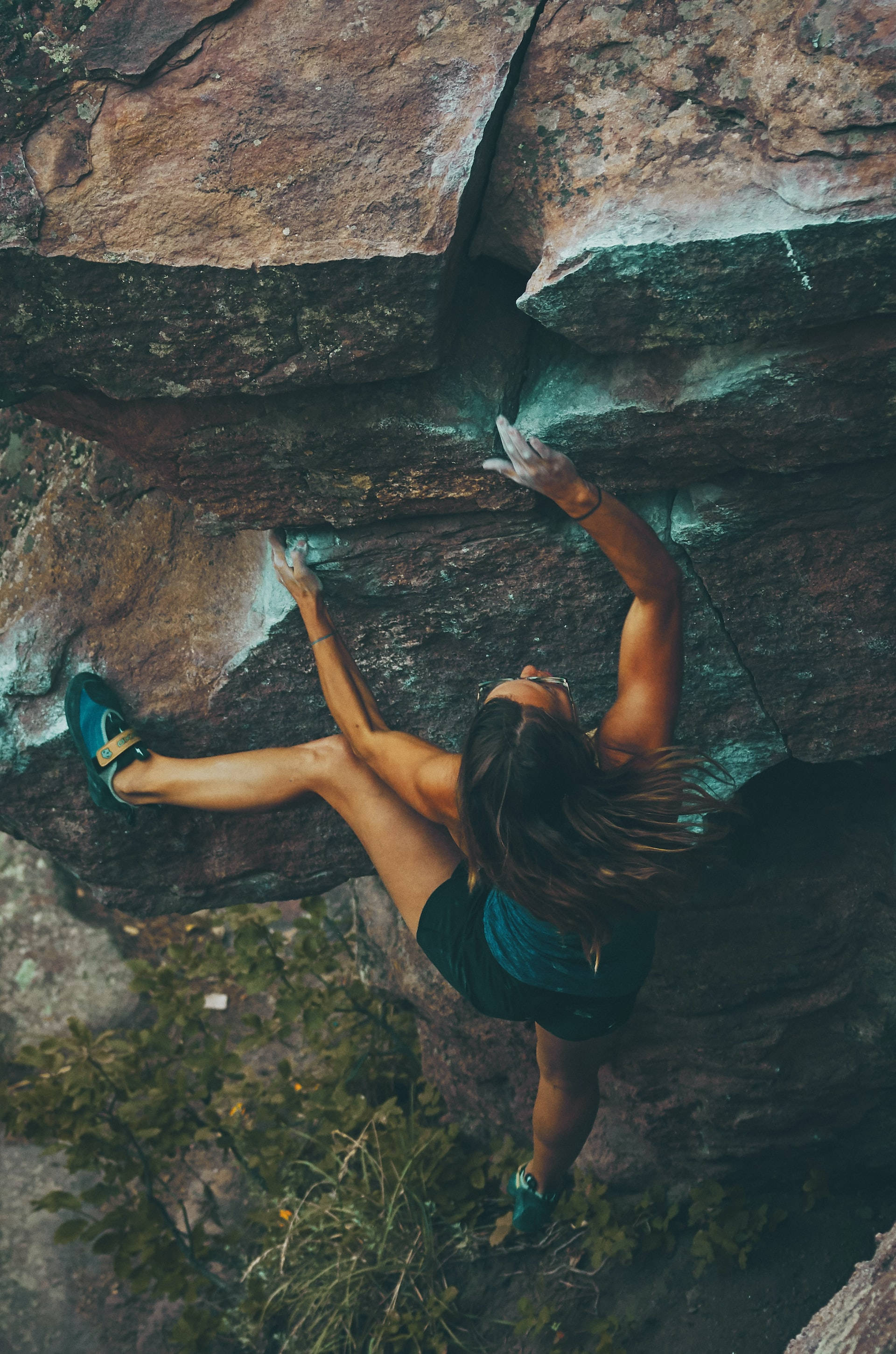 sport woman, mountain climbing, rugged rock face, 2K Phone Wallpaper