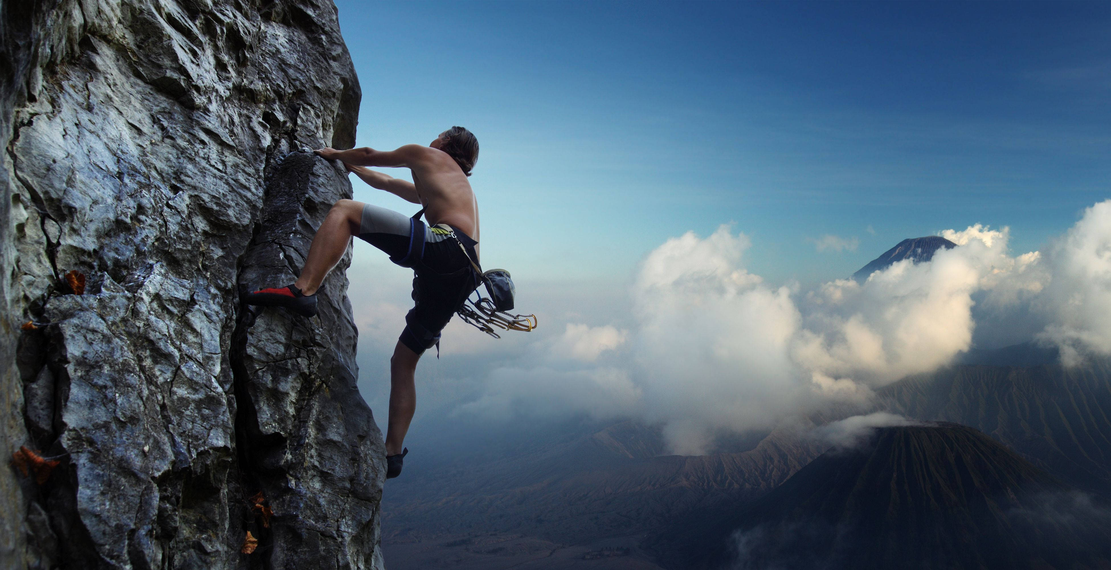 climber, rugged cliff face, sea of clouds, 4K Desktop Wallpaper