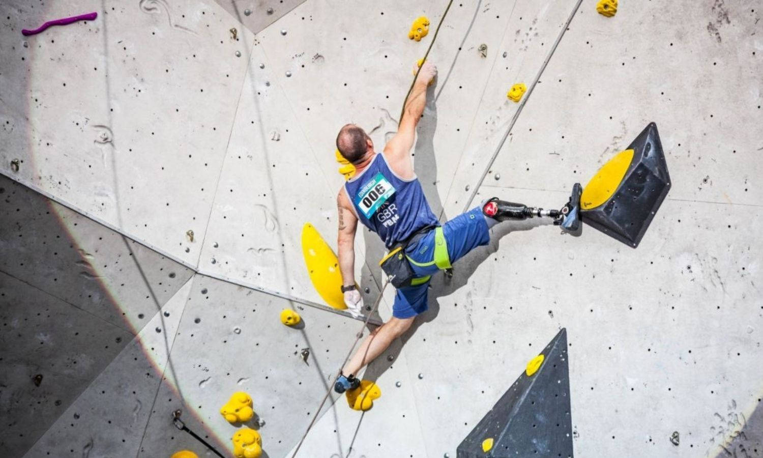 amputee sport climbing, prosthetic leg, textured indoor wall, HD Desktop Wallpaper