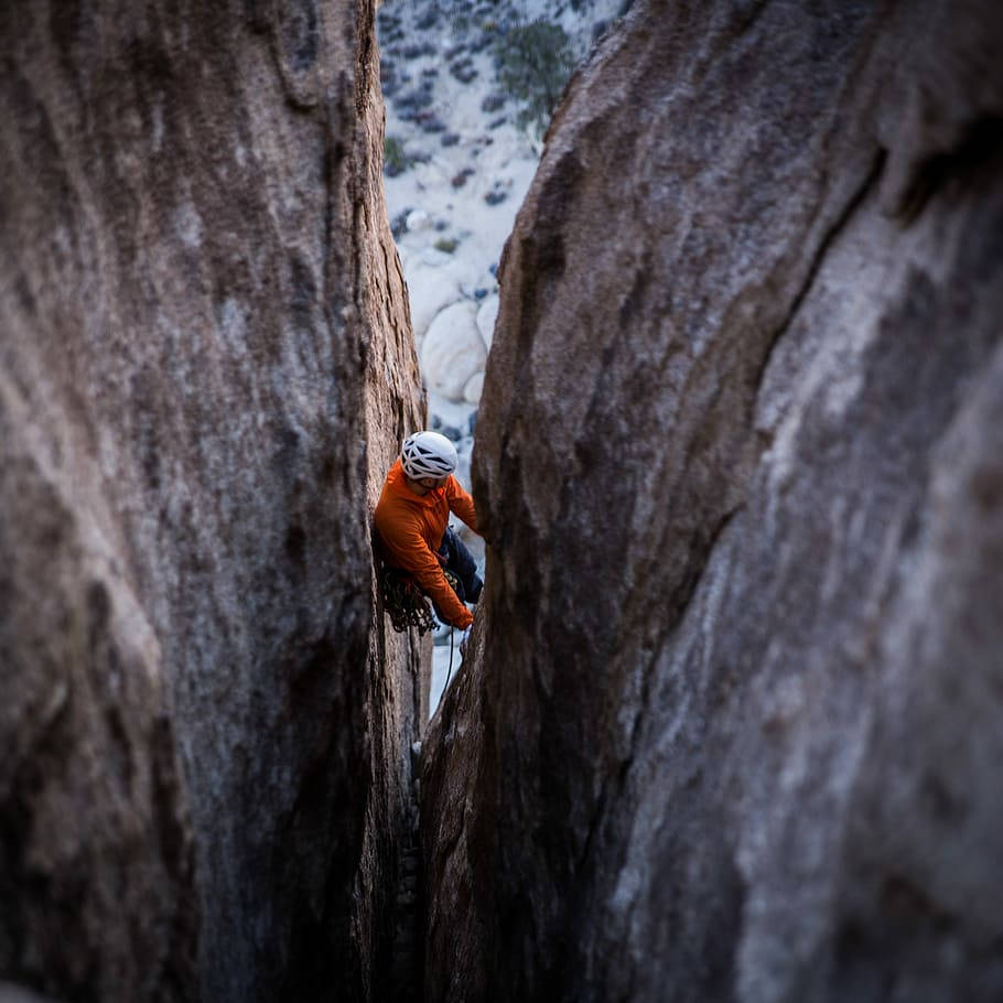 adventurous spirit, orange gear, narrow rock crevice, SD Desktop Wallpaper