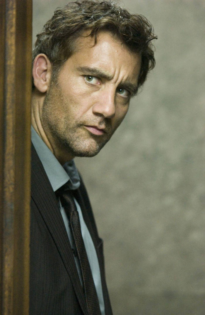 Clive Owen, dark suit, wooden door frame, SD Phone Wallpaper