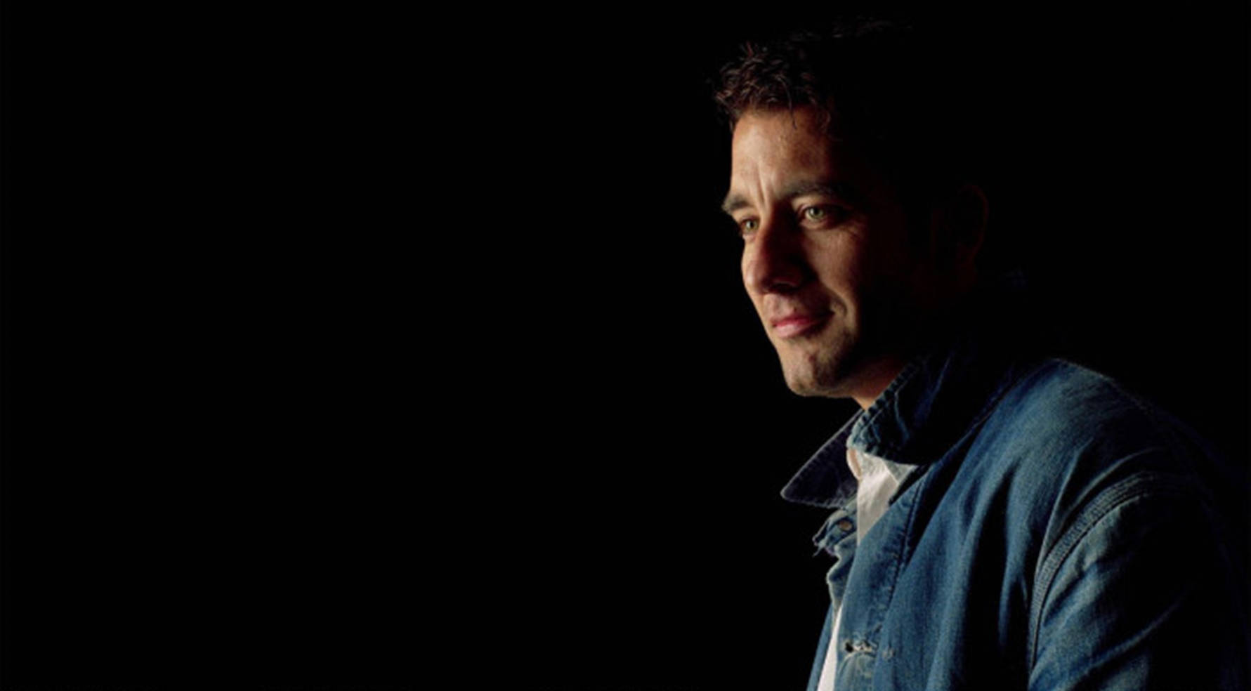Clive Owen, denim jacket, stark black background, HD Desktop Wallpaper
