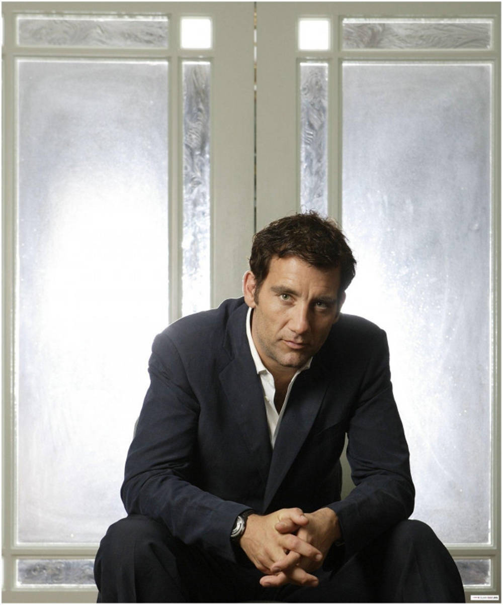 Clive Owen, frosted glass doors, dark suit, SD Phone Wallpaper