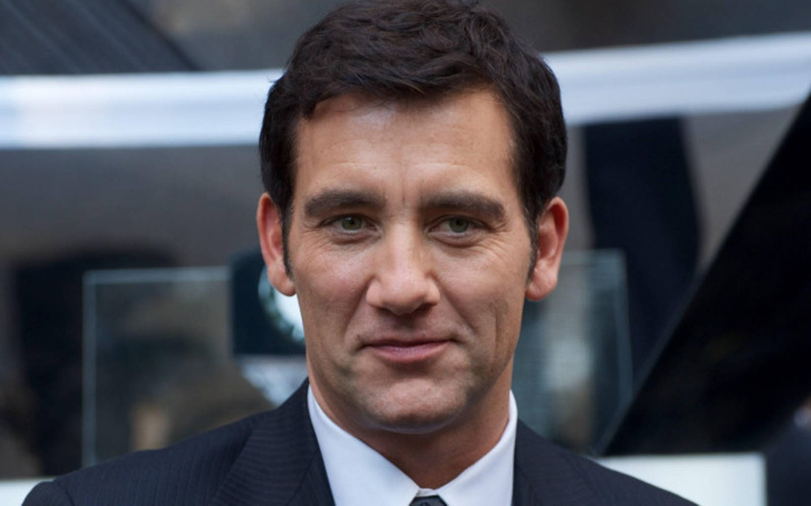 Clive Owen, dark suit, tie, HD Desktop Wallpaper