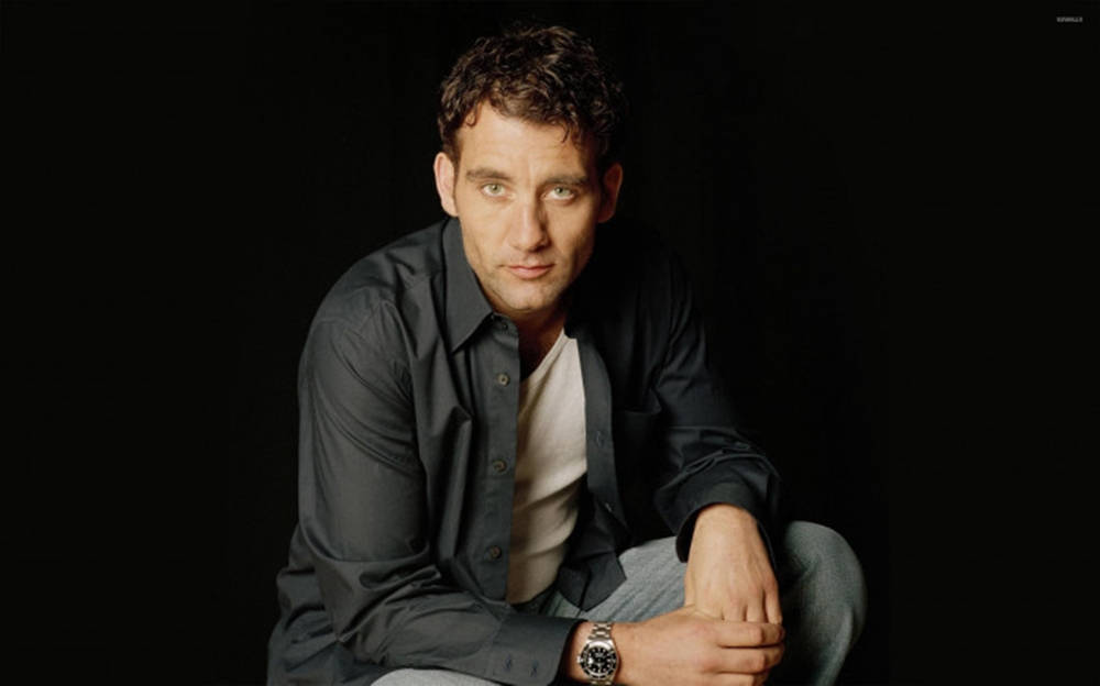 Clive Owen, black background, dark shirt, SD Desktop Wallpaper