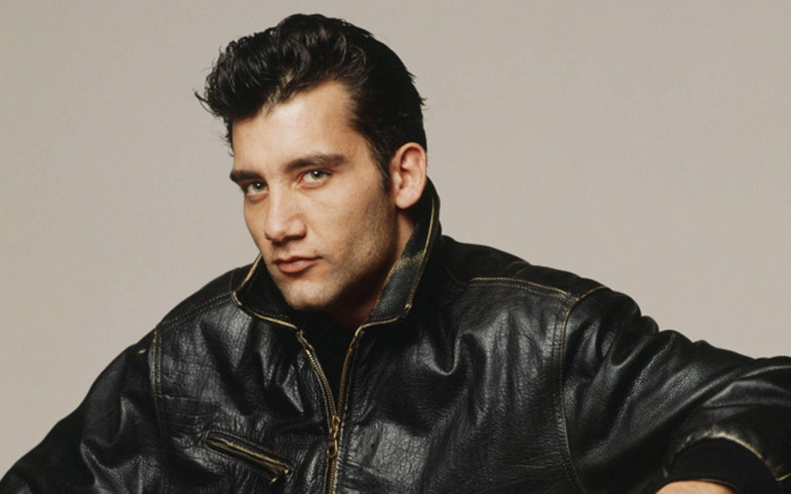 Clive Owen, black leather jacket, gold zippers, HD Desktop Wallpaper