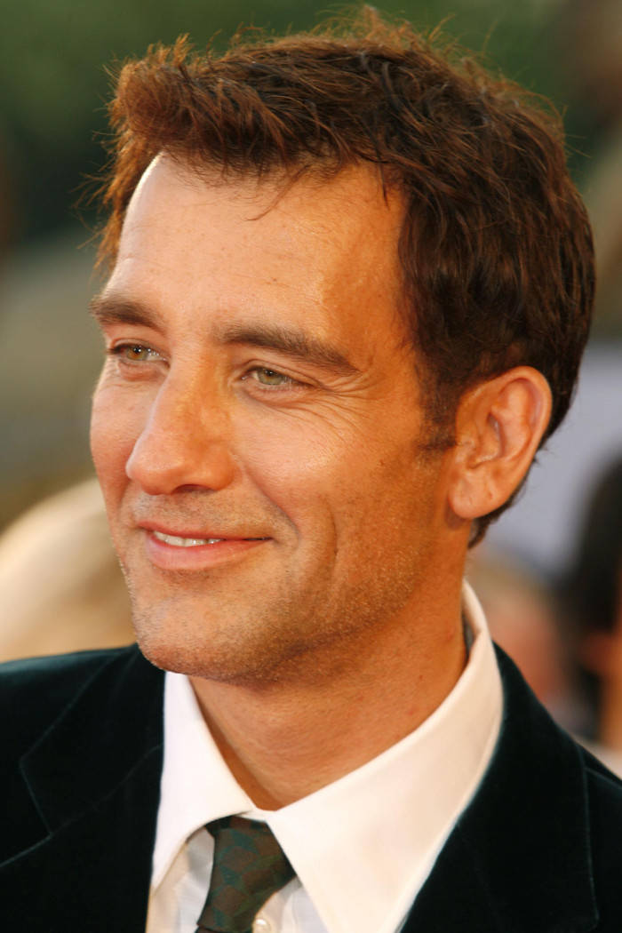 Clive Owen, brown hair, gentle smile, SD Phone Wallpaper