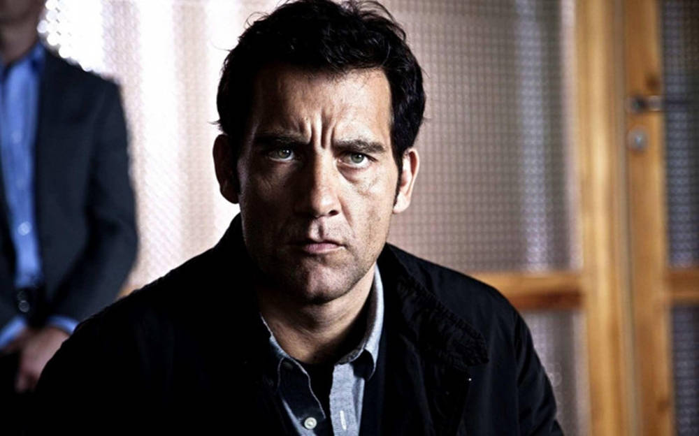 Clive Owen, intense green eyes, dimly lit room, SD Desktop Wallpaper