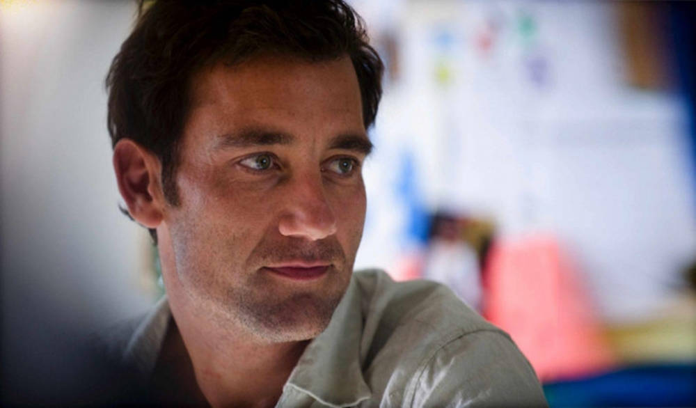 Clive Owen, intense blue eyes, softly lit indoor setting, SD Desktop Wallpaper
