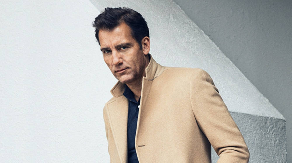 beige coat, Clive Owen, stark white and gray geometric wall, SD Desktop Wallpaper