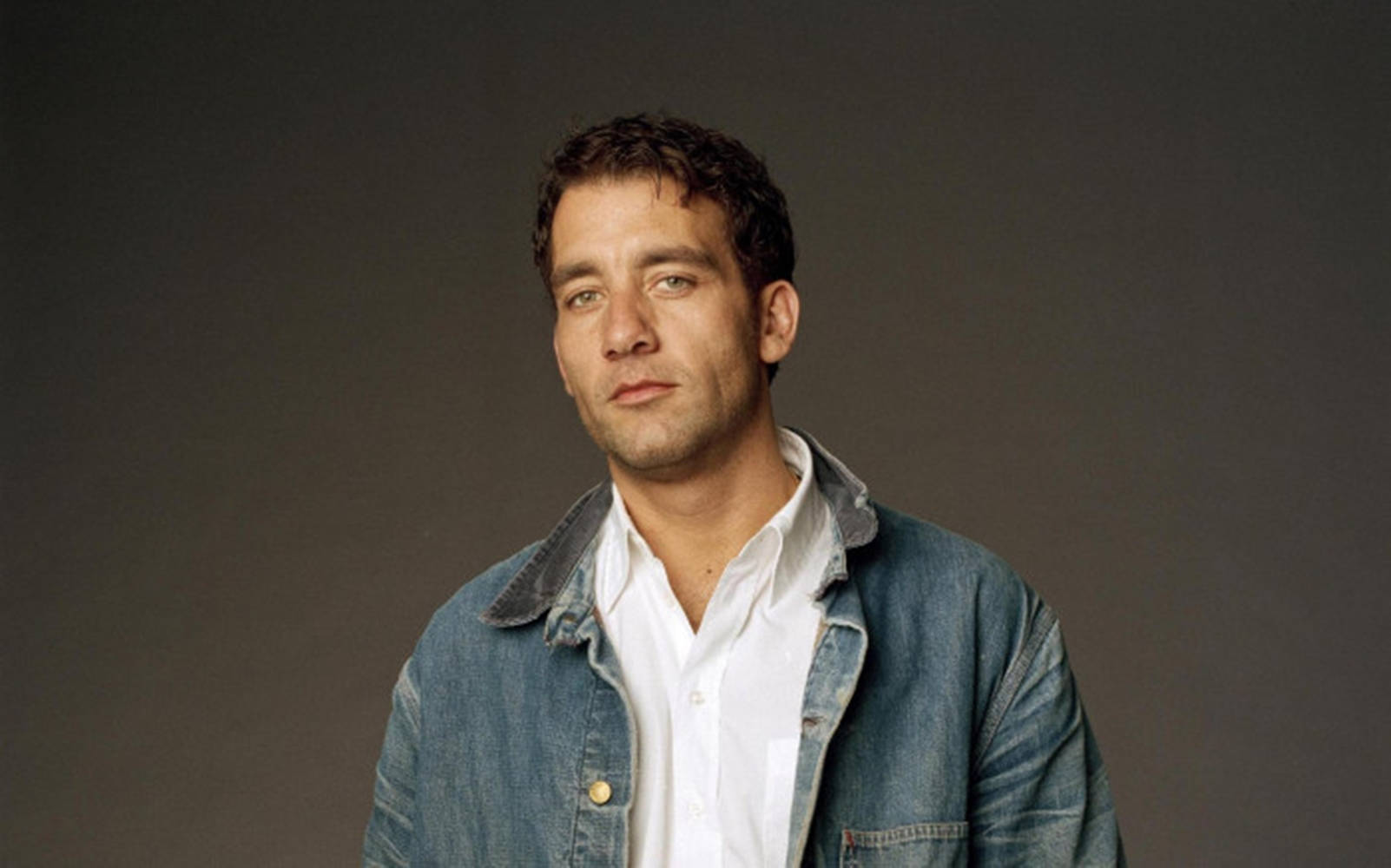 Clive Owen, denim jacket, white shirt, HD Desktop Wallpaper