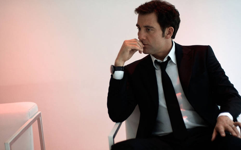 Clive Owen, black suit, soft pink and white background, SD Desktop Wallpaper